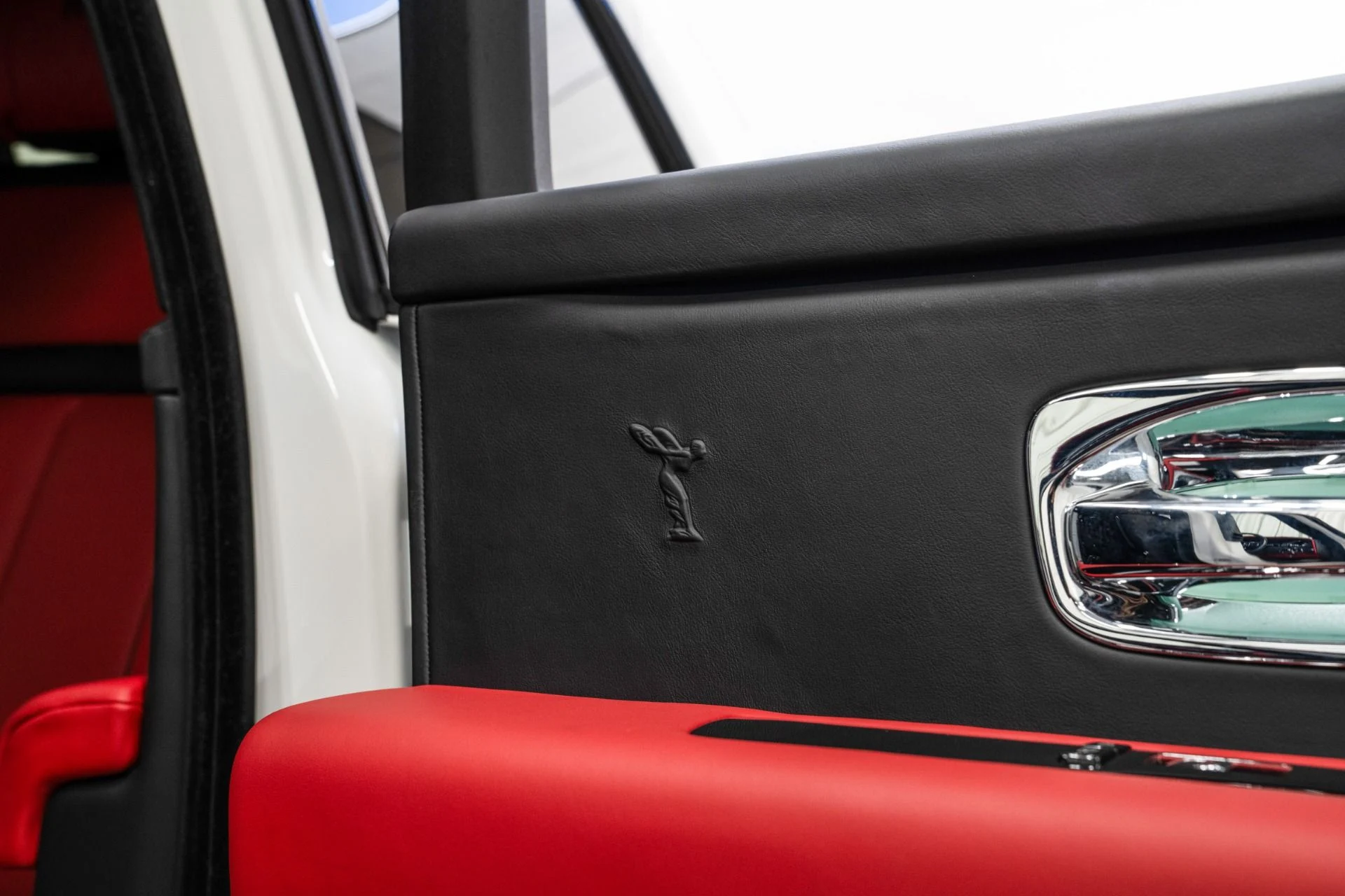 mph042_1032254405_Used_2023_Rolls_Royce_Cullinan_Black_Badge_Two_Tone_Interior_Starlight_Headliner_1762810213_c2b88f4154