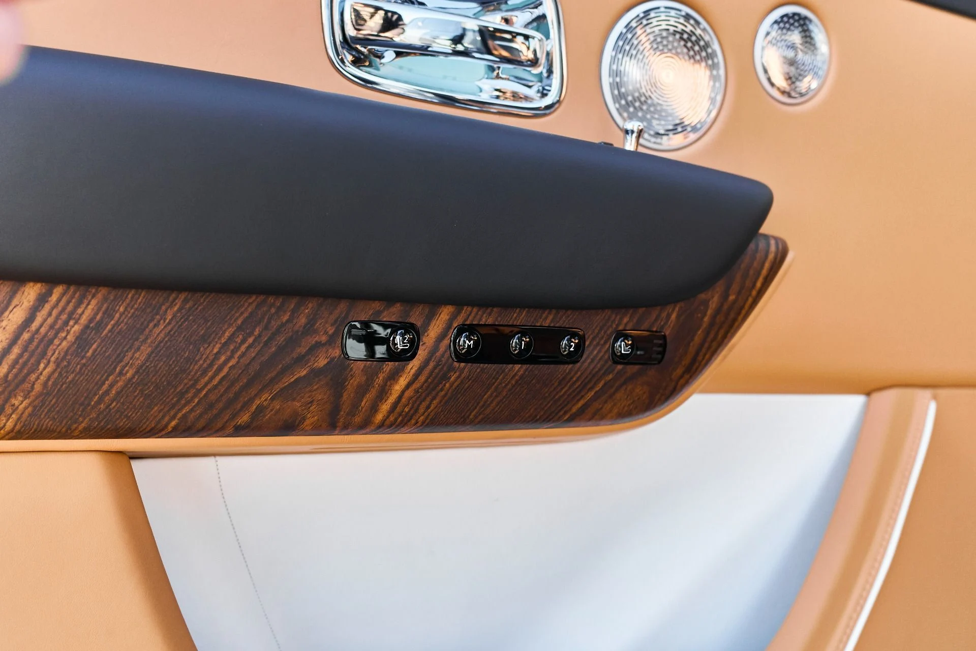 mph042_1036253803_Used_2025_Rolls_Royce_Cullinan_Base_1766020410_43682f629e