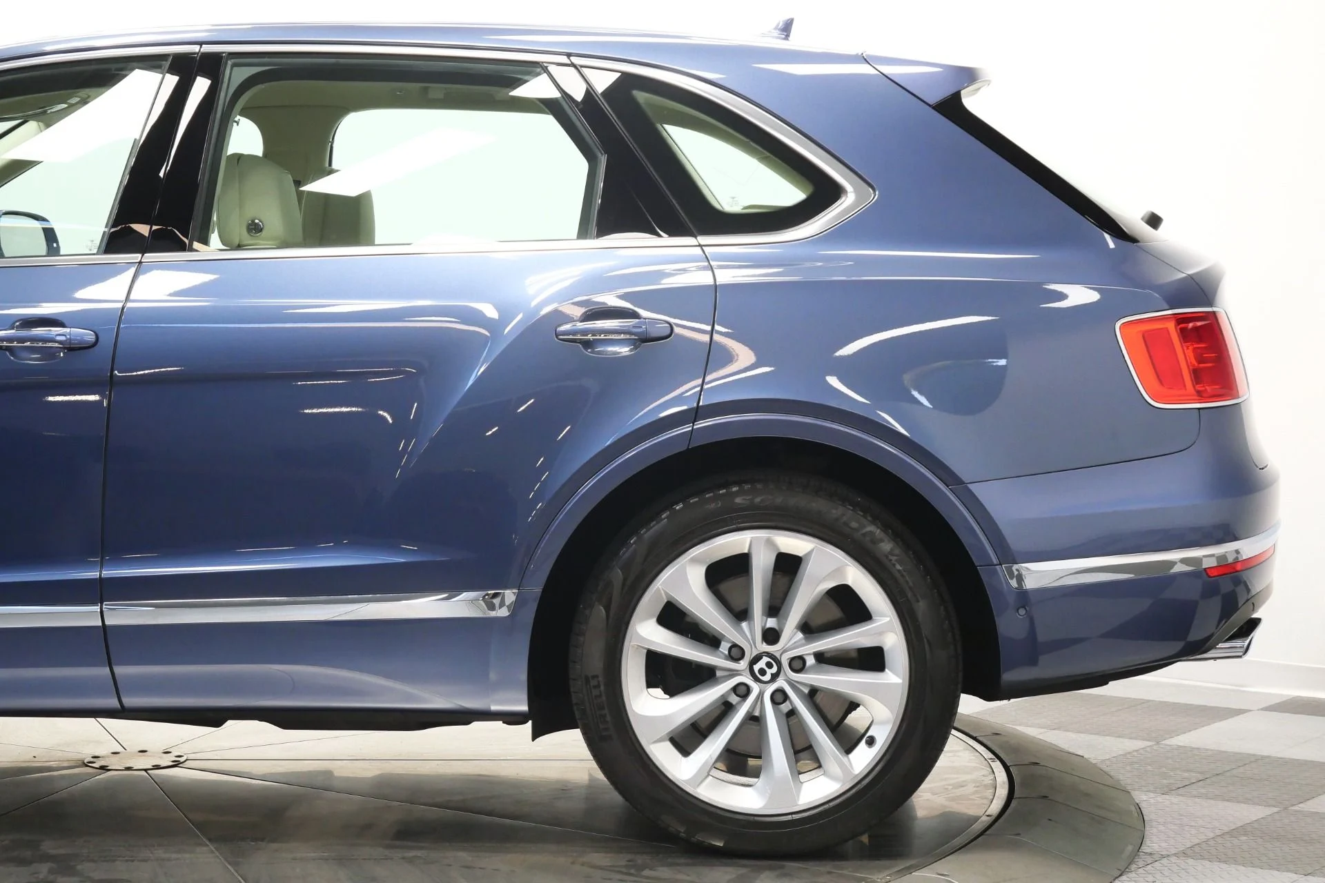 mph042_1051748669_Used_2018_Bentley_Bentayga_Onyx_Edition_W12_Touring_Specification_Front_Seat_Comfort_Specification_1772647427_36e8815040