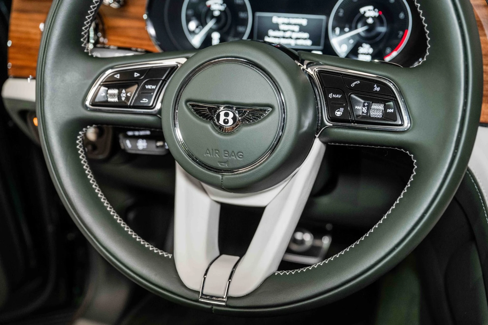 mph042_1056650339_Used_2023_Bentley_Bentayga_EWB_Azure_V8_1716828034_06f75c208d