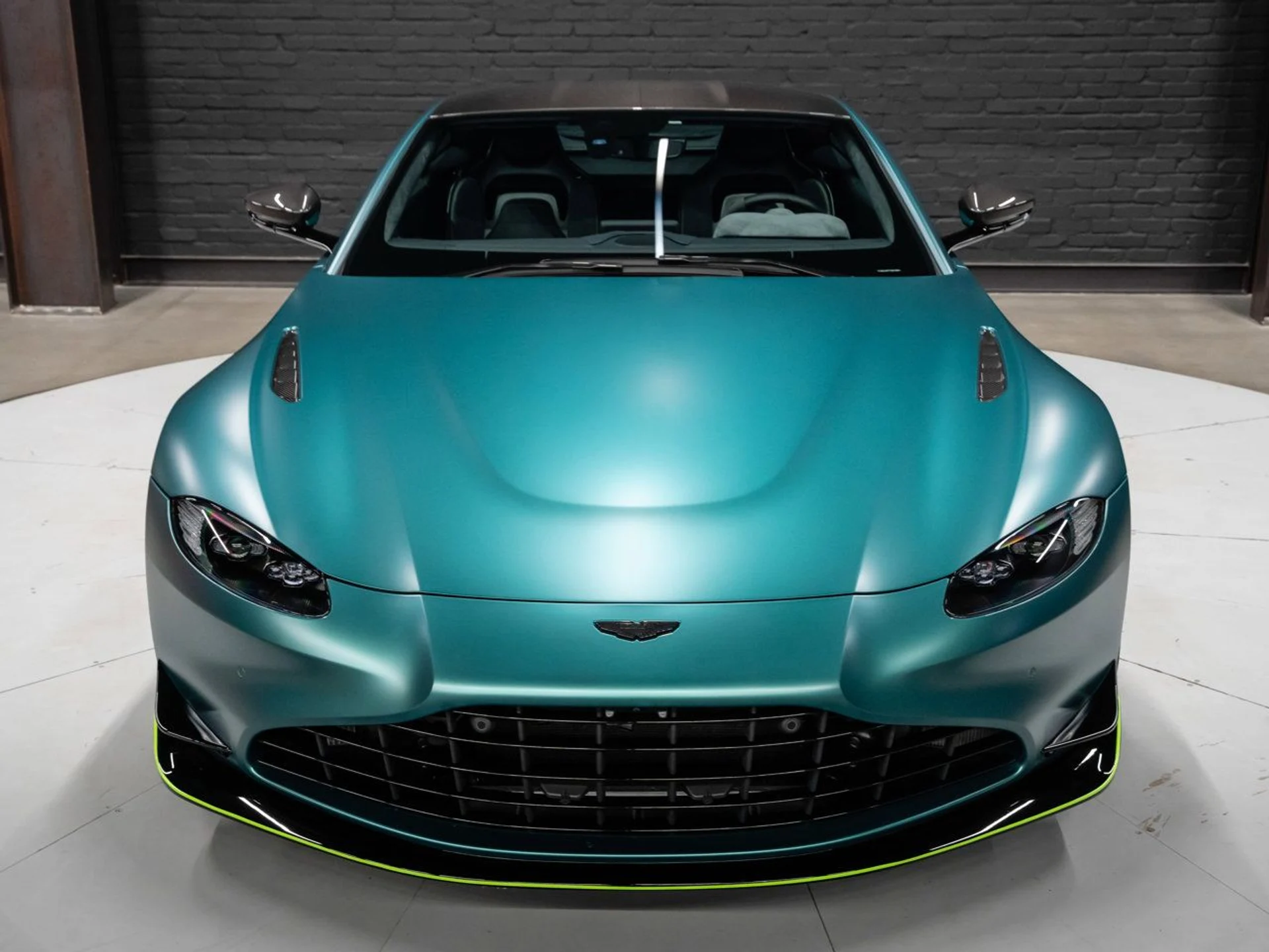 mph042_1091220300_aston_martin_vantage_2023_56d0338cfb