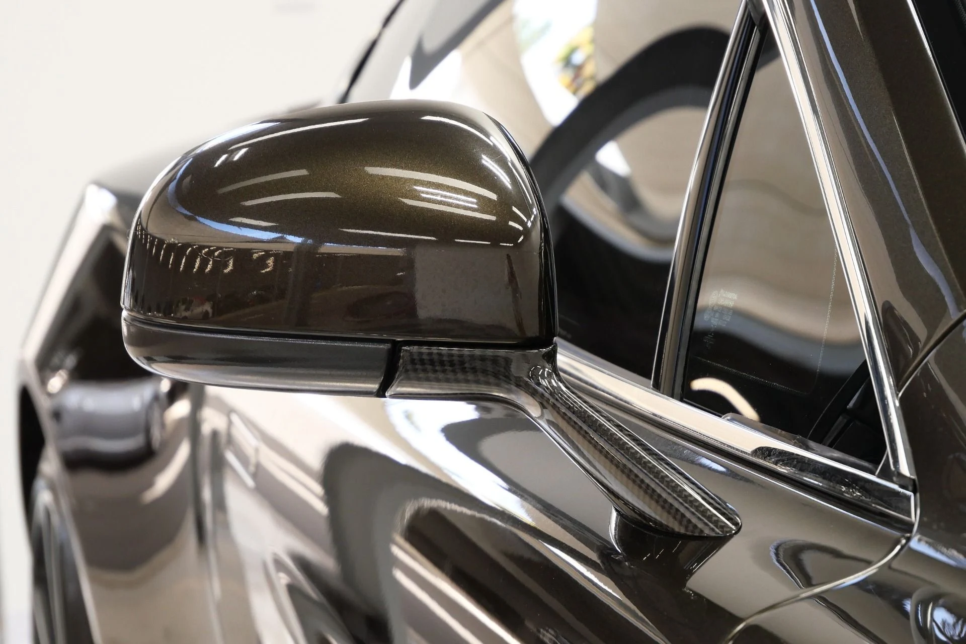 mph042_1136996425_Used_2014_Aston_Martin_Vanquish_Hourglass_Quilting_Beautiful_Color_V12_Power_1770409354_0ed08303f4