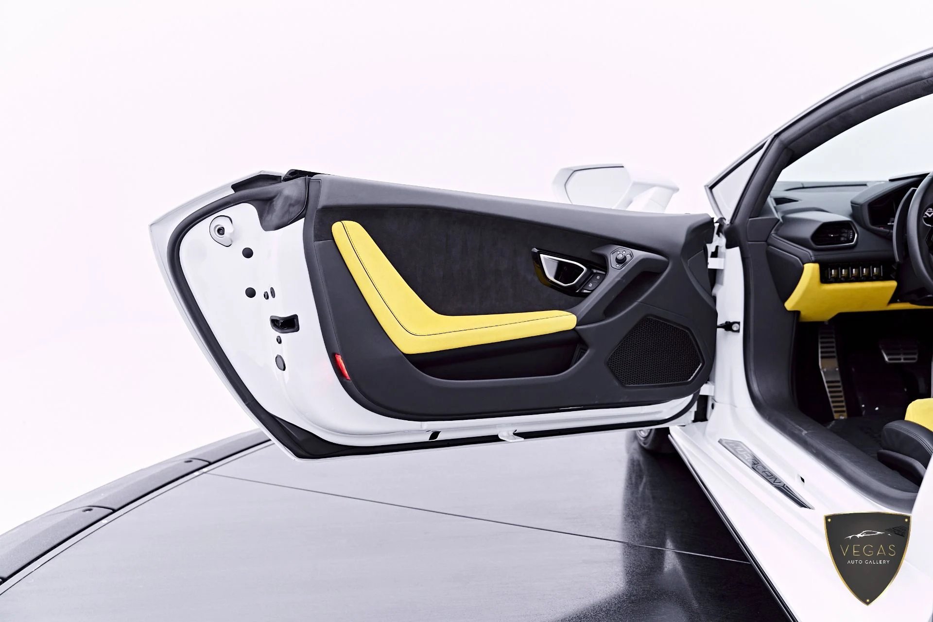 mph042_1151794186_Used_2022_Lamborghini_Huracan_EVO_Base_1782344307_7a2136fb96