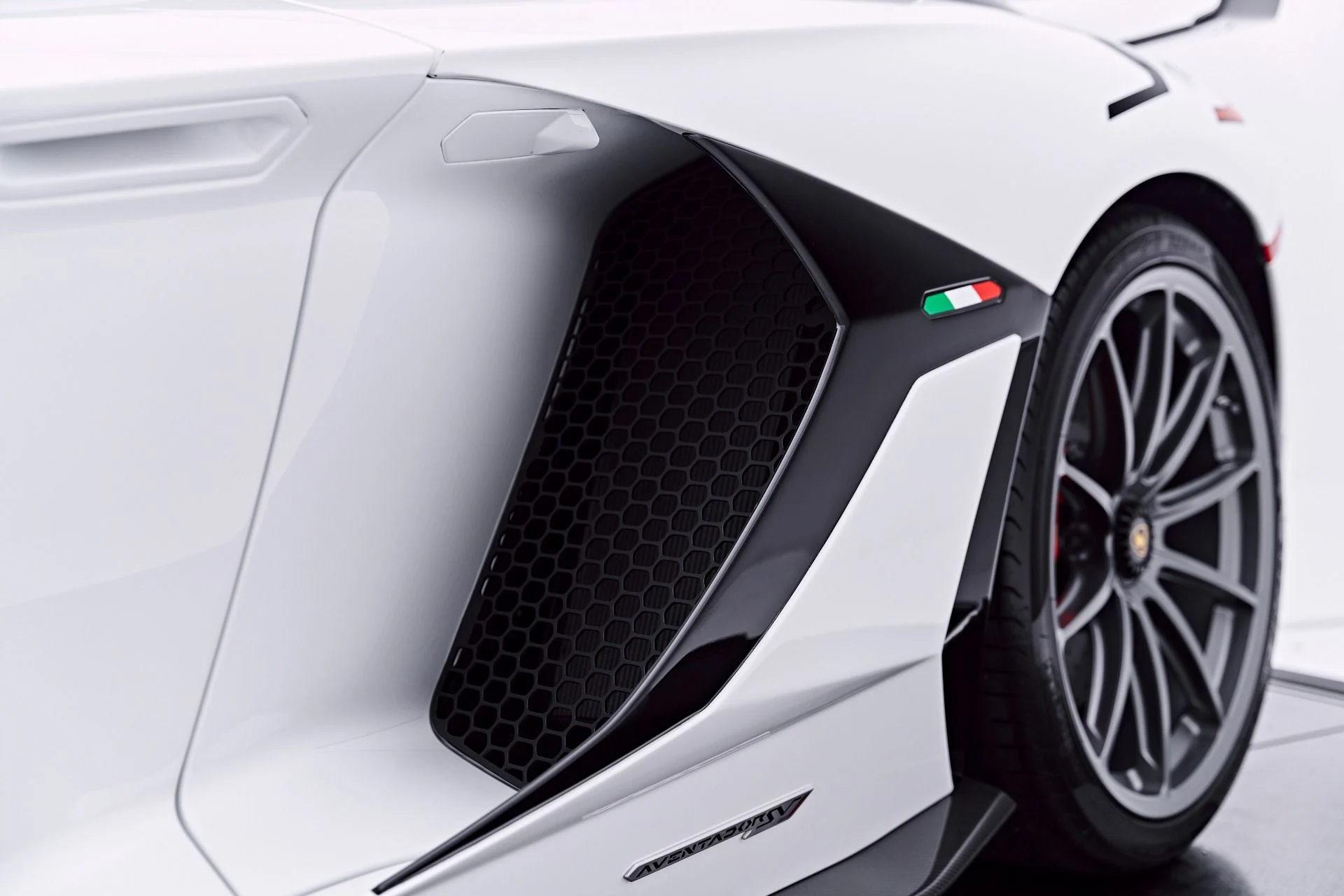mph042_1177673571_Used_2021_Lamborghini_Aventador_SVJ_Base_1784080213_5ff008dba5