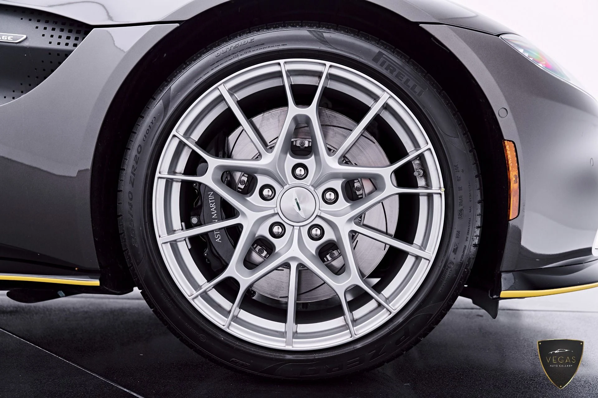 mph042_1215161070_Used_2021_Aston_Martin_Vantage_Base_1785210169_90aaf97ef1