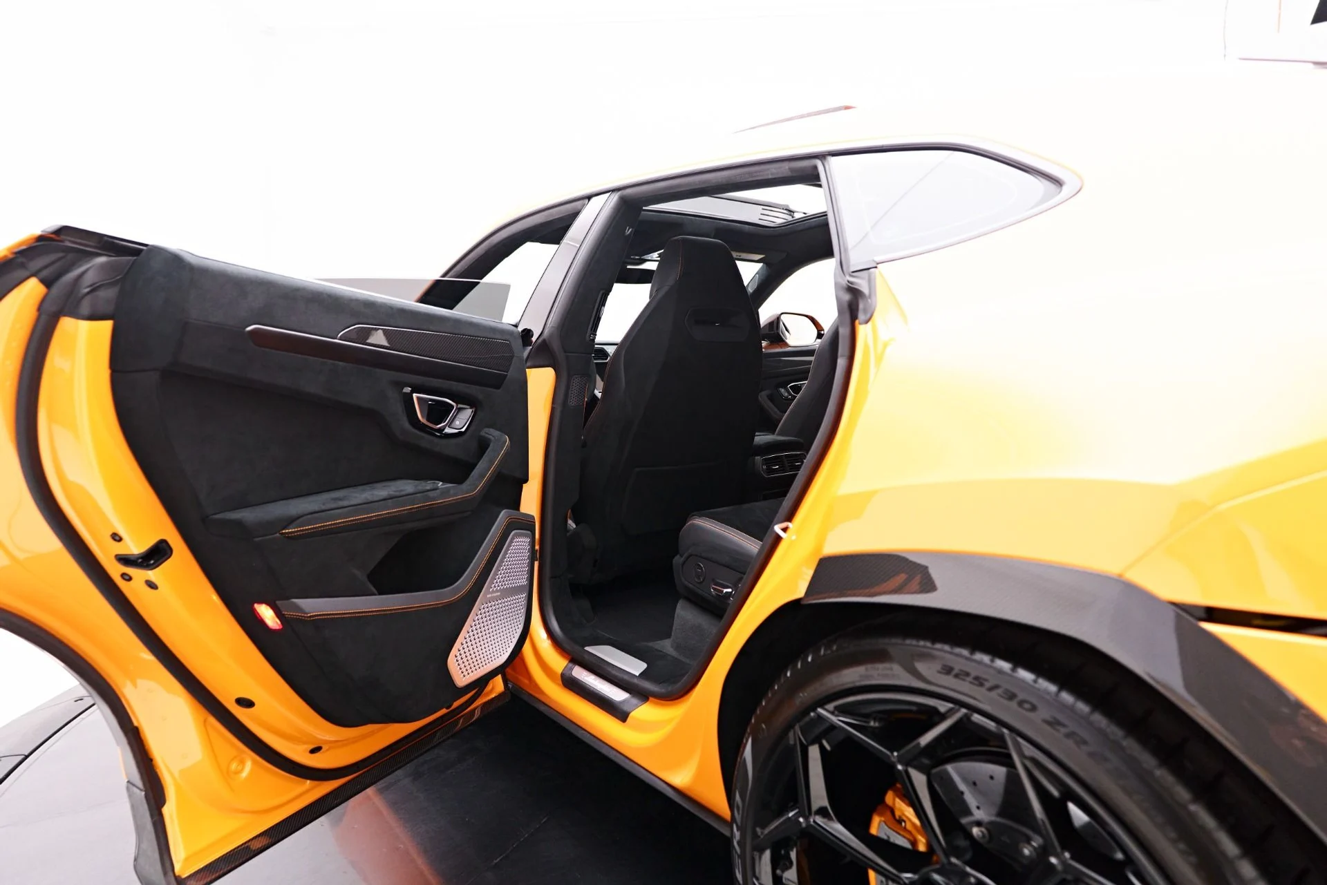 mph042_1220949274_Used_2023_Lamborghini_Urus_Performante_1758074145_a8a0eb41d6