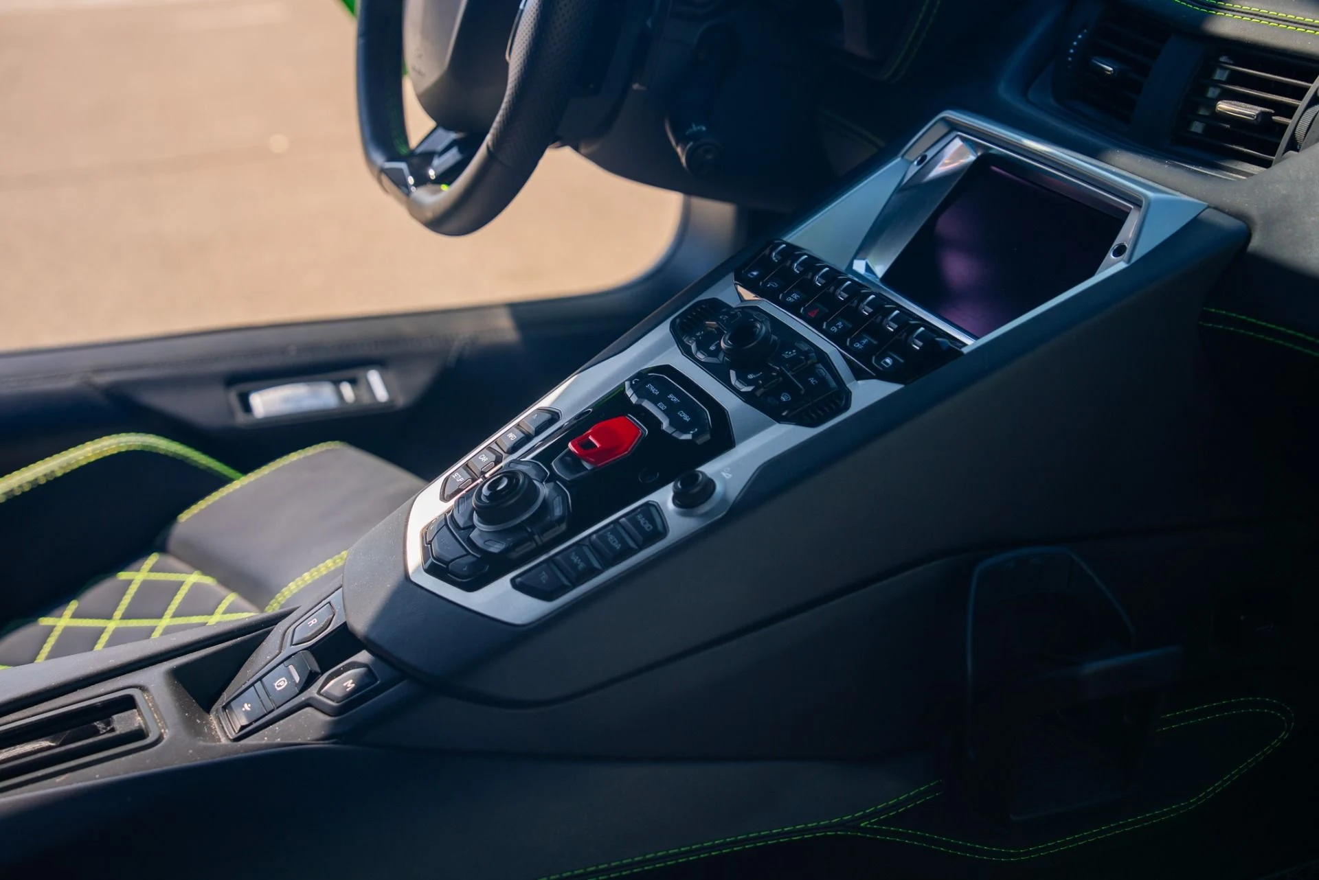 mph042_1233021913_Used_2018_Lamborghini_Aventador_LP_740_4_S_1762289338_10ef35b899