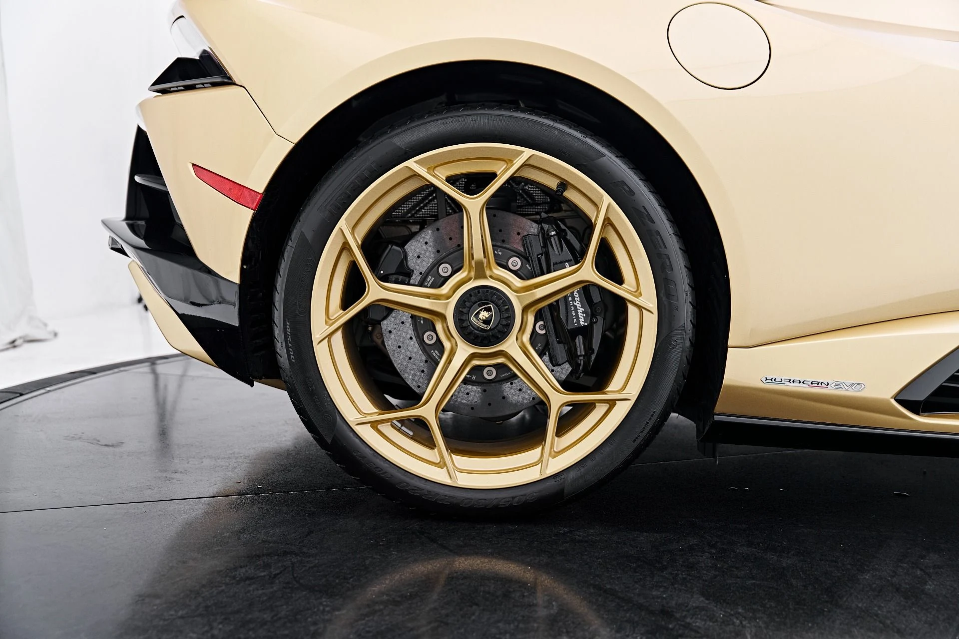 mph042_1255630989_Used_2022_Lamborghini_Huracan_EVO_Base_1791315917_a5bb126098