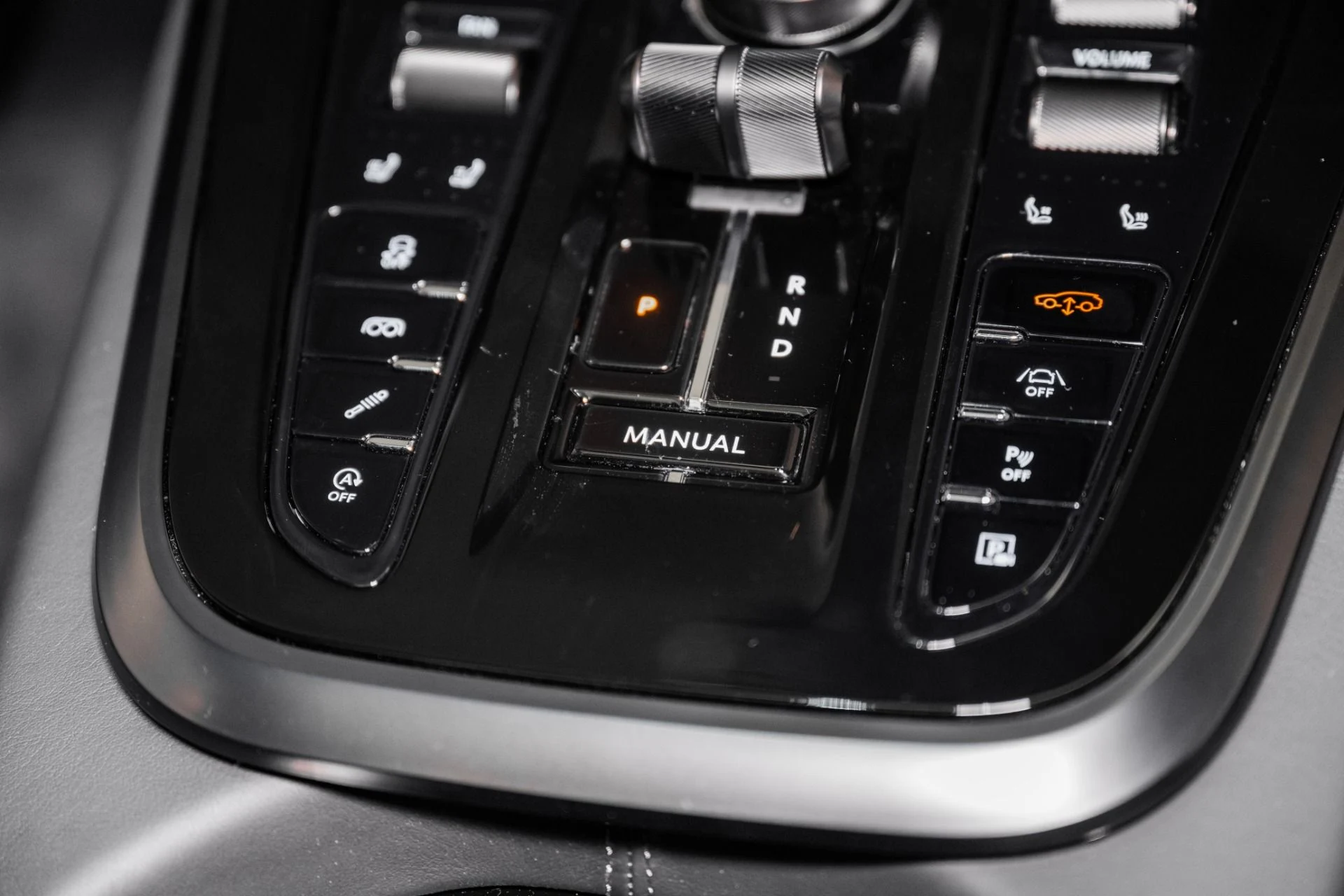 mph042_1302519252_Used_2025_Aston_Martin_DBX_707_1748958342_cc4b0edf30