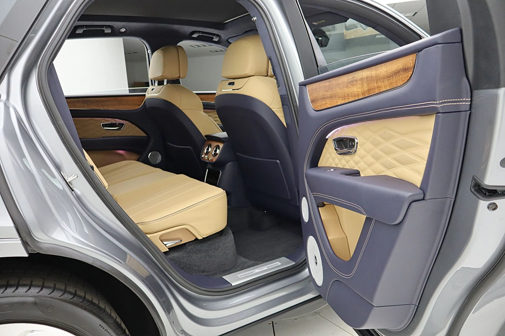 mph042_1320131491_Used_2025_Bentley_Bentayga_Azure_V8_LEASE_OPTIONS_AVAILABLE_bf356b47e8
