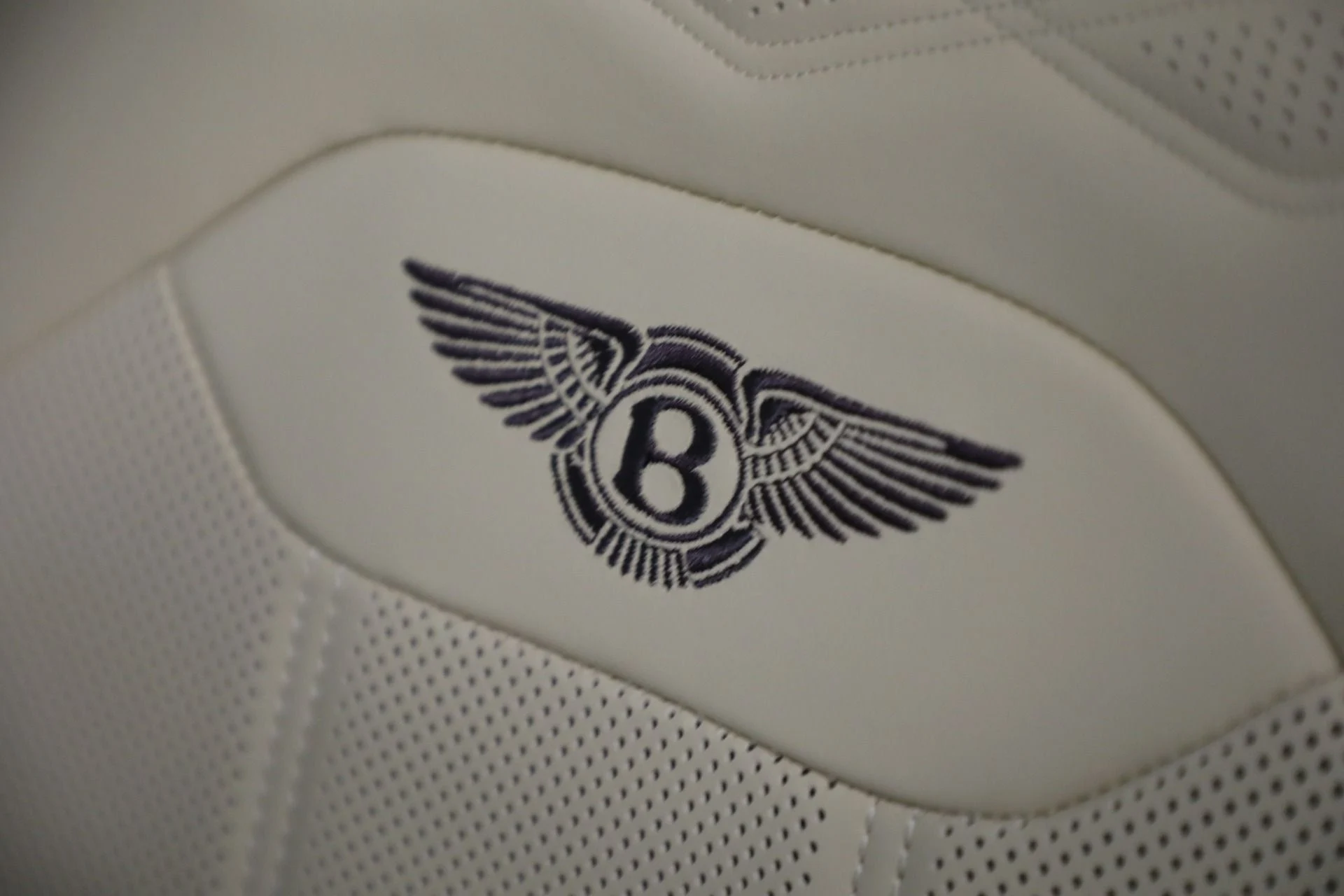 mph042_1364919586_New_2025_Bentley_Bentayga_Azure_V8_f26a37a0ad