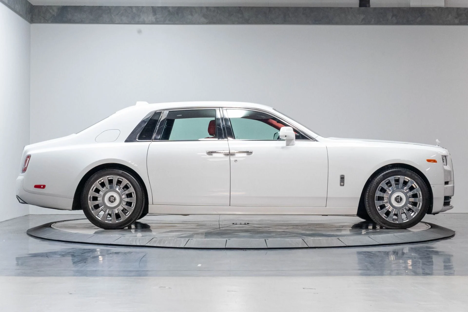 mph042_1367695077_Used_2019_Rolls_Royce_Phantom_1787168421_5aa5801ca3