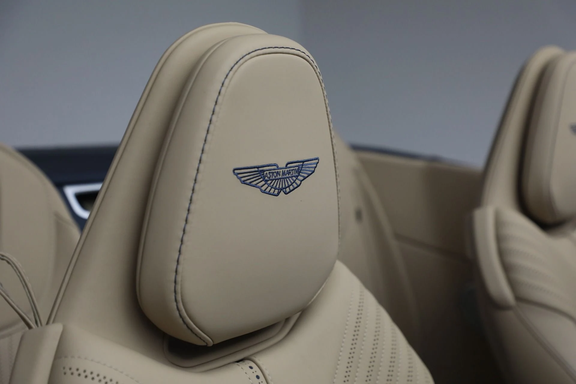 mph042_1466776189_Used_2022_Aston_Martin_DB_11_Volante_1787336556_b117de9897