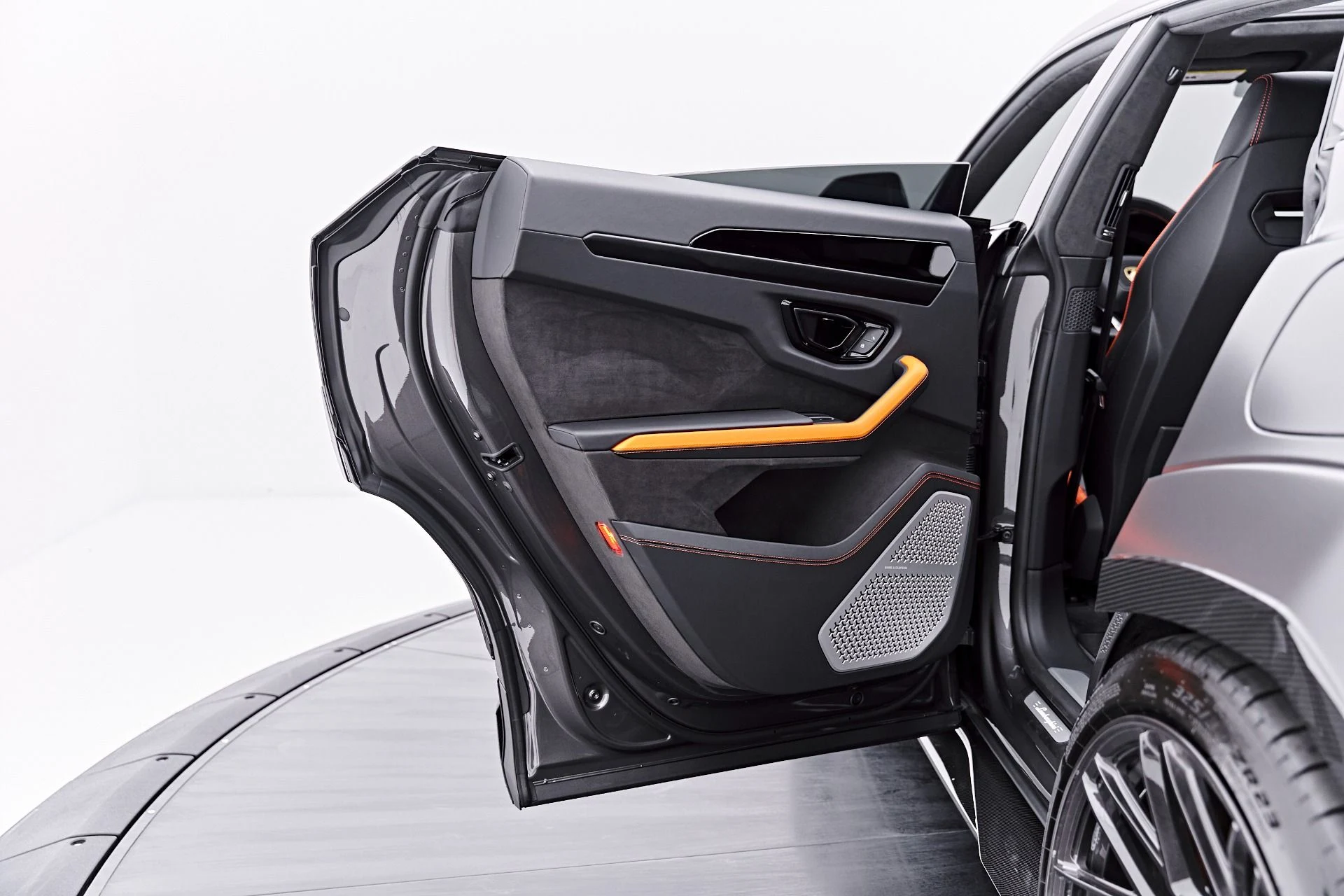 mph042_1489603432_Used_2025_Lamborghini_Urus_SE_1788282727_8df3426399