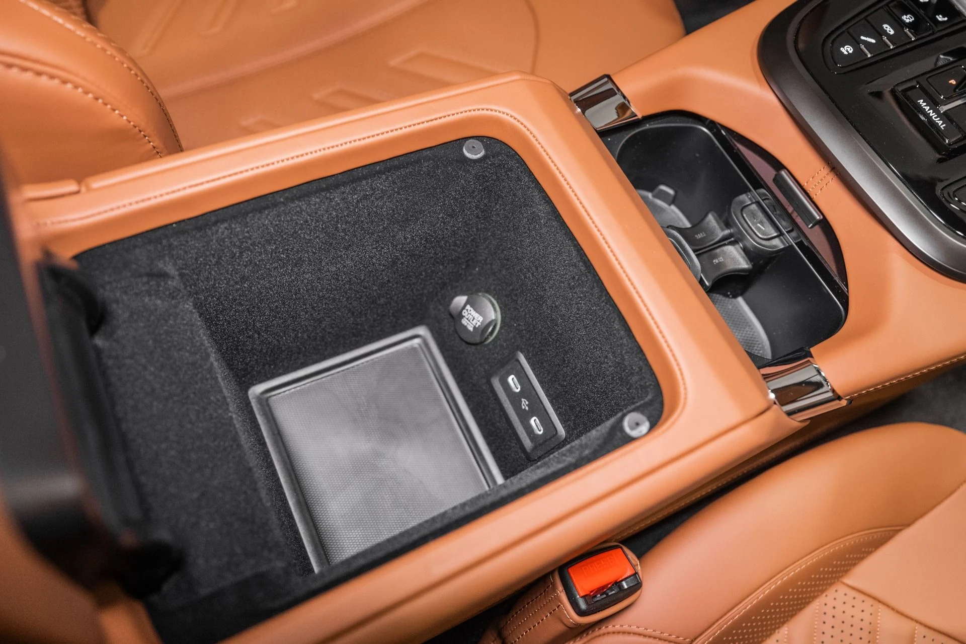 mph042_15149374_New_2026_Aston_Martin_DBX_S_1780937216_91f647a049