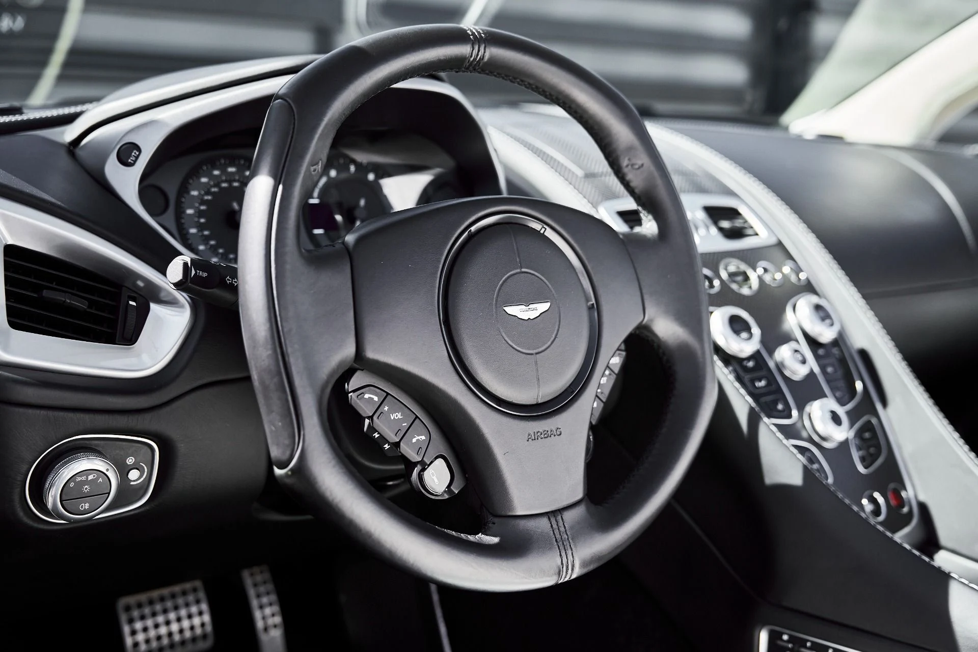 mph042_1587049749_Used_2017_Aston_Martin_Vanquish_Volante_1773797521_f092f522fc