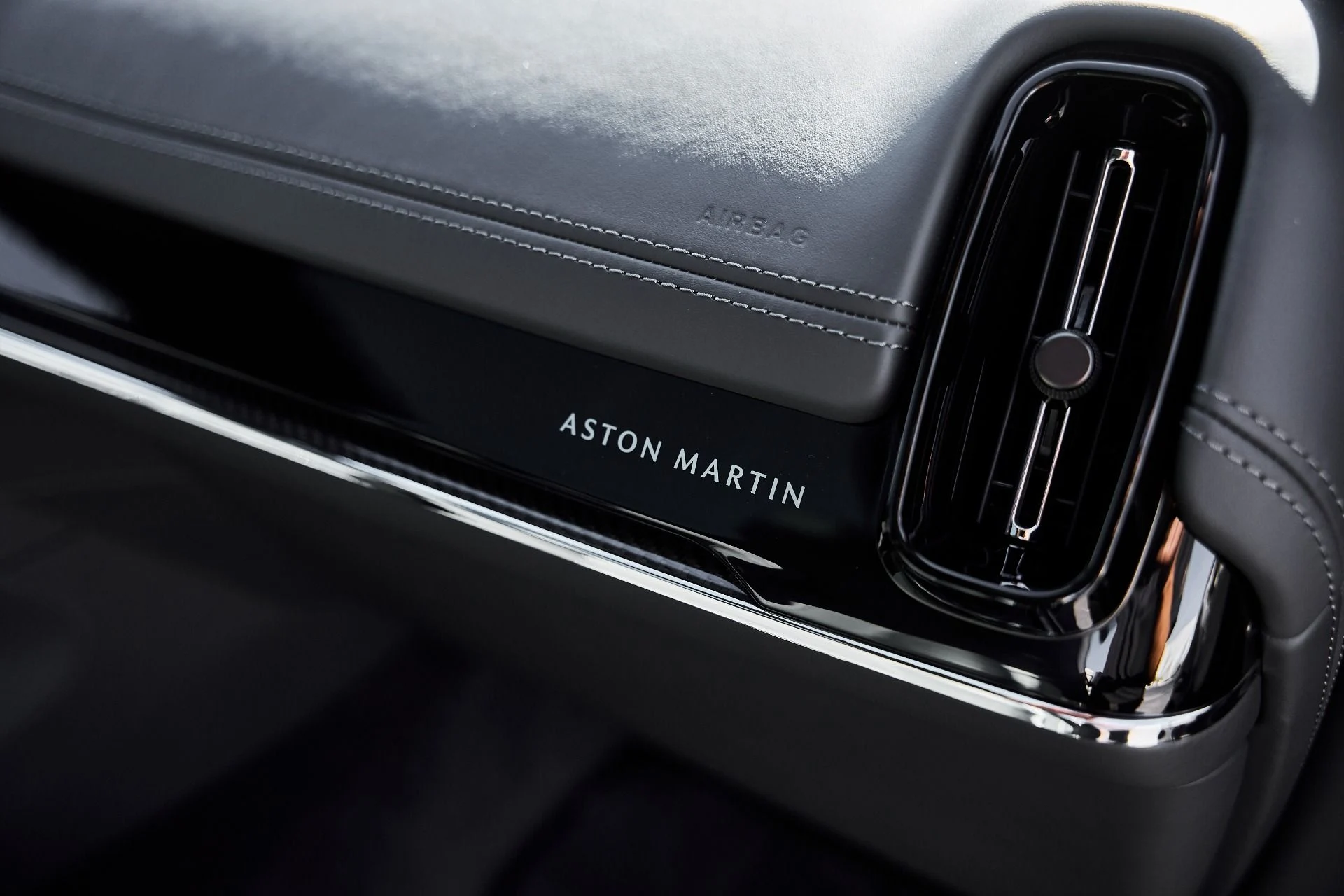 mph042_1642821946_Used_2025_Aston_Martin_DBX_707_1778288632_70d2c4dd9a