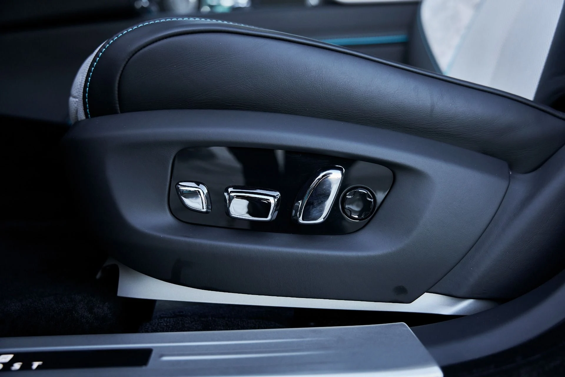 mph042_1752699702_Used_2025_Rolls_Royce_Ghost_Base_1770087450_cbdaba960a