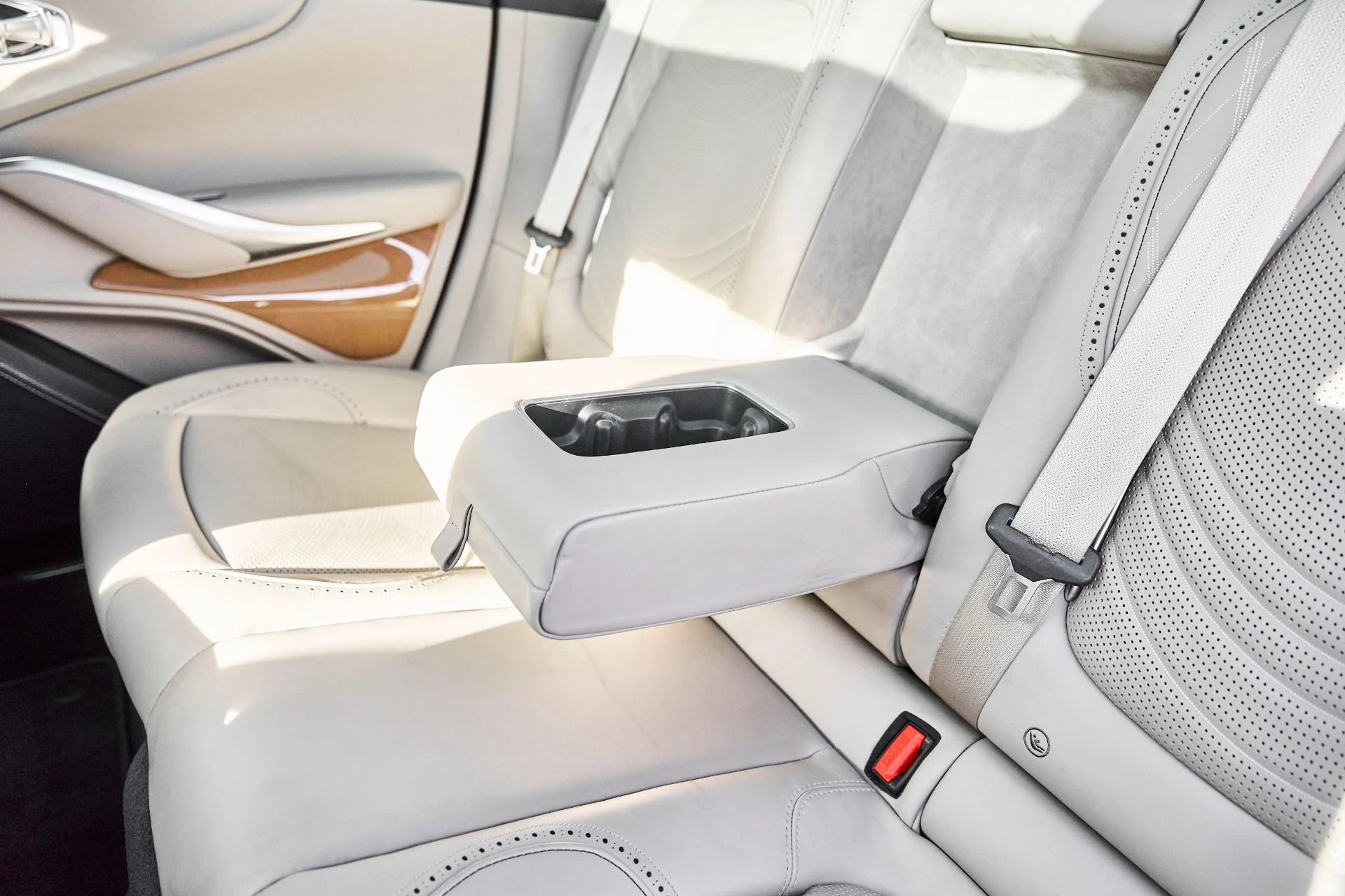 mph042_1791333647_Used_2023_Aston_Martin_DBX_707_1774652436_62828b7768