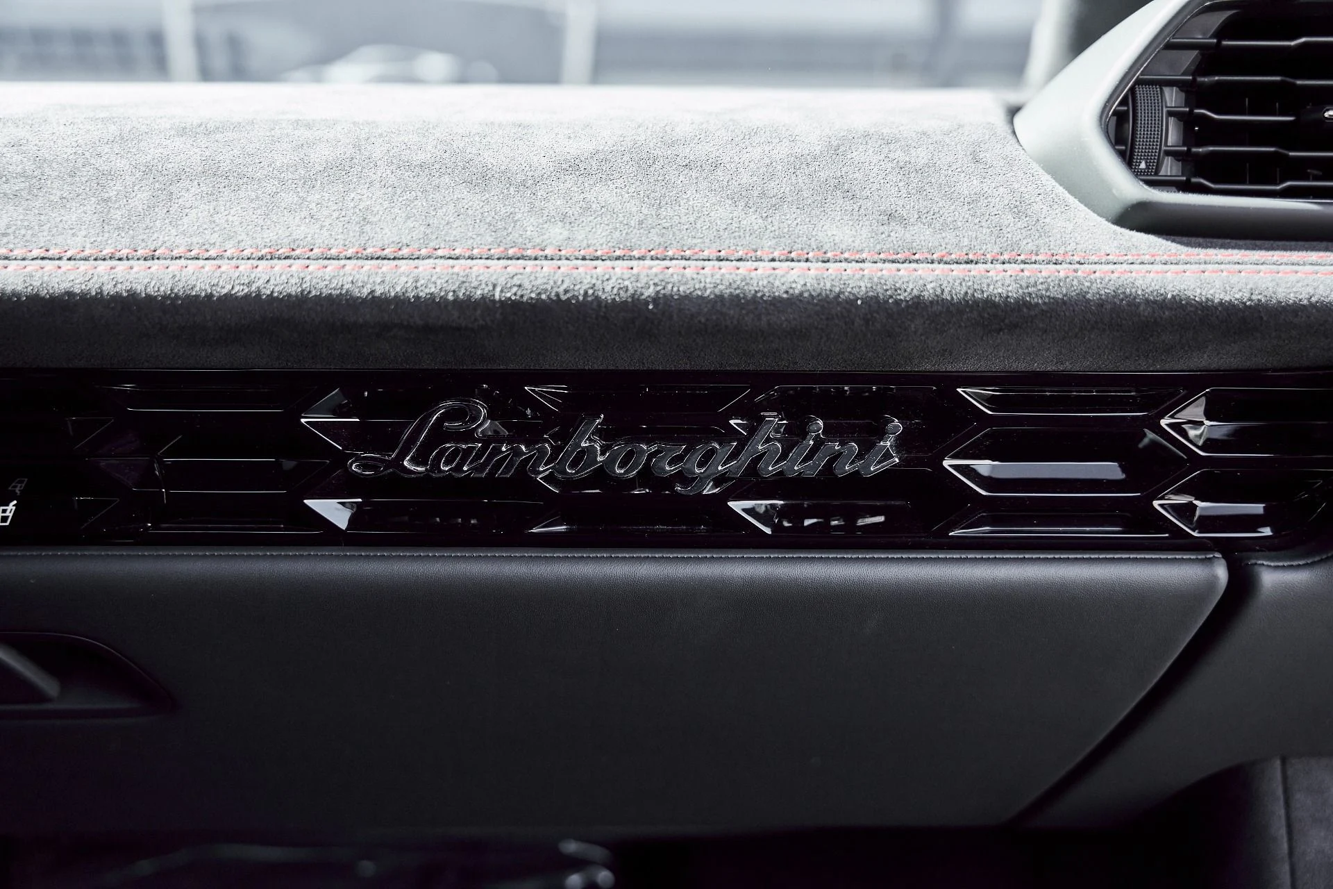 mph042_1792119936_Used_2023_Lamborghini_Huracan_Tecnica_Base_1773532145_47fb45279a