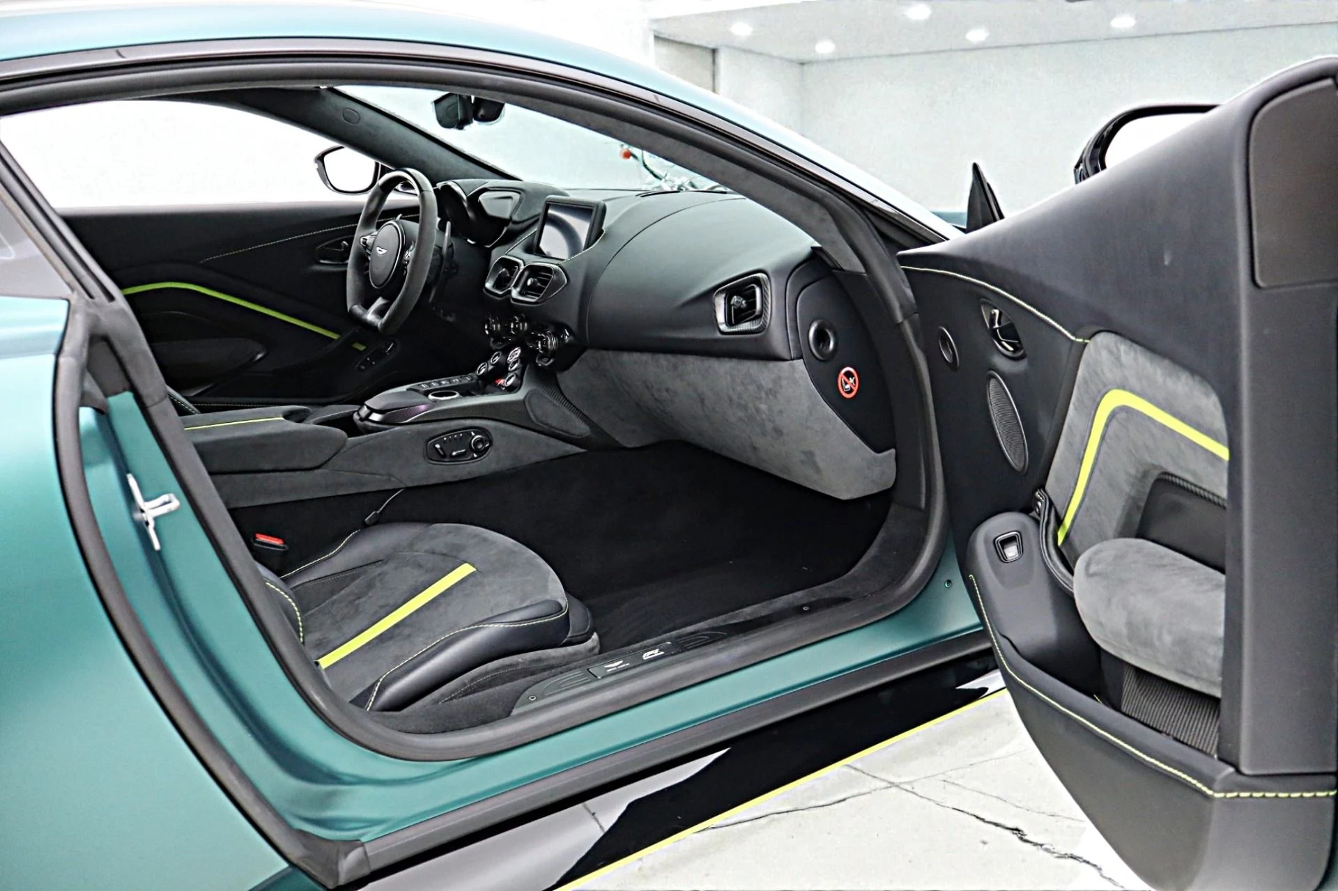 mph042_1828473325_Used_2023_Aston_Martin_Vantage_F1_EDITION_0f49fad01c