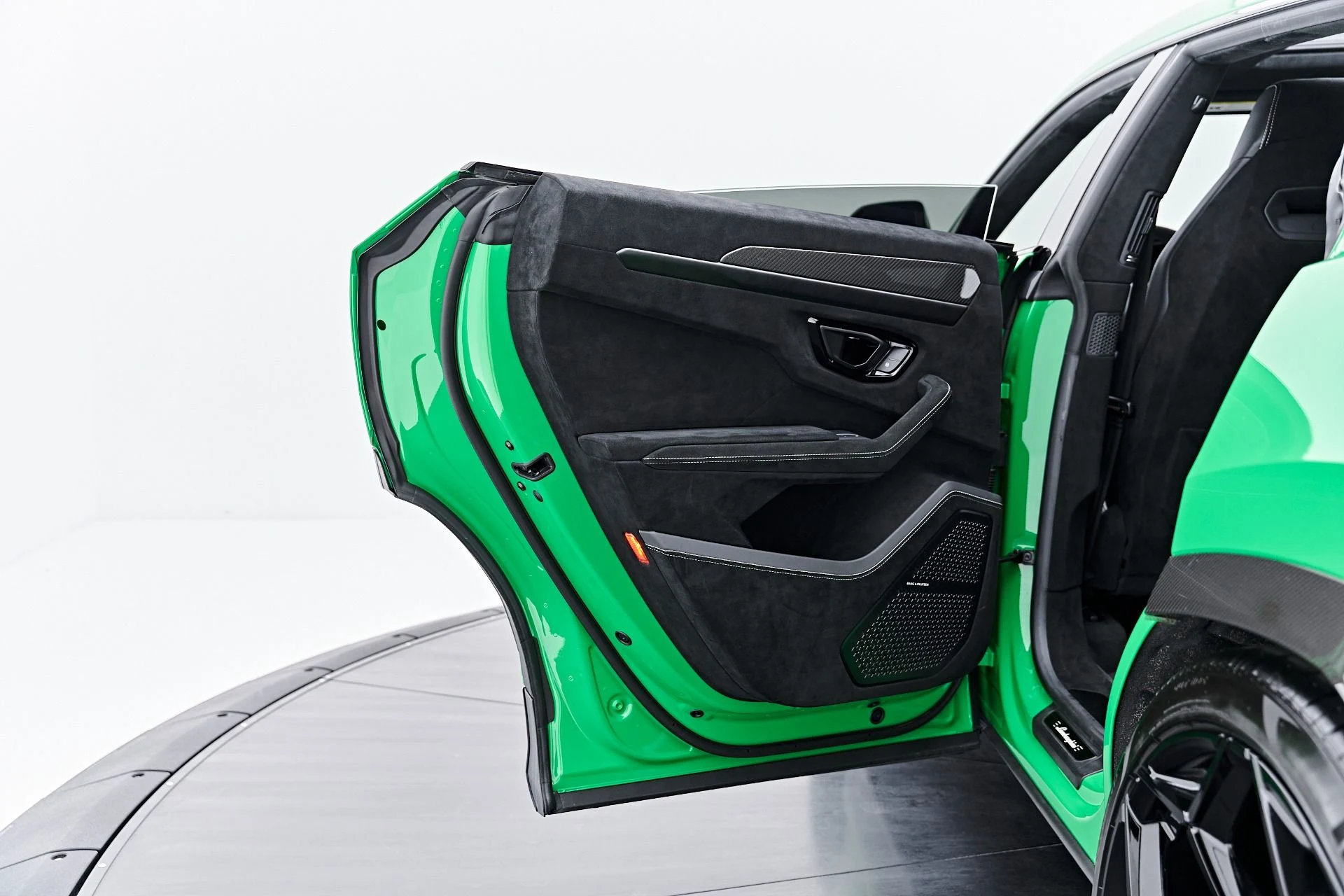 mph042_1829603015_Used_2023_Lamborghini_Urus_Performante_1788571180_7e29b256d5