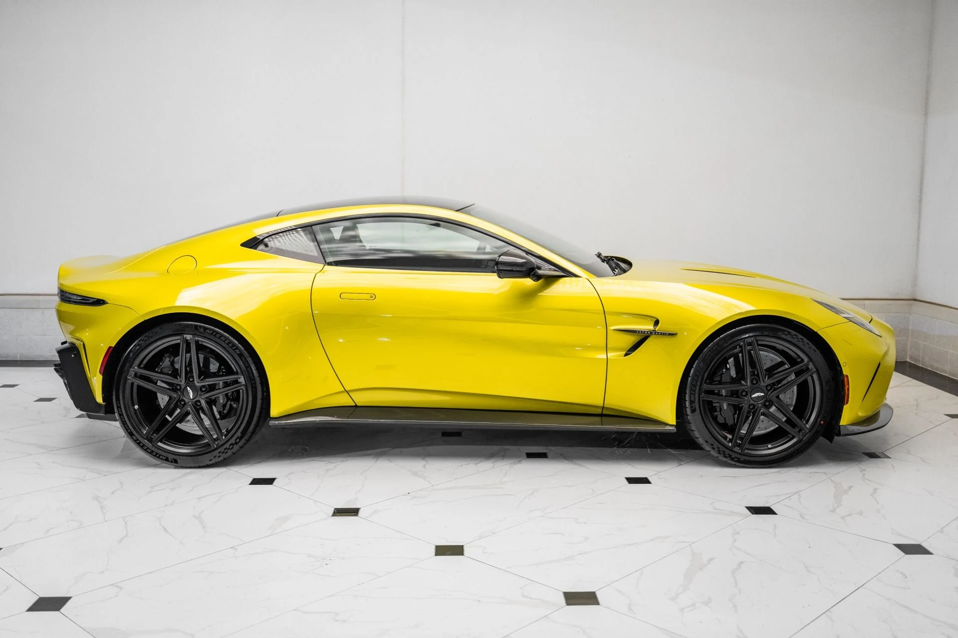 mph042_1839075160_Used_2025_Aston_Martin_Vantage_1751990746_08b9b54aa2