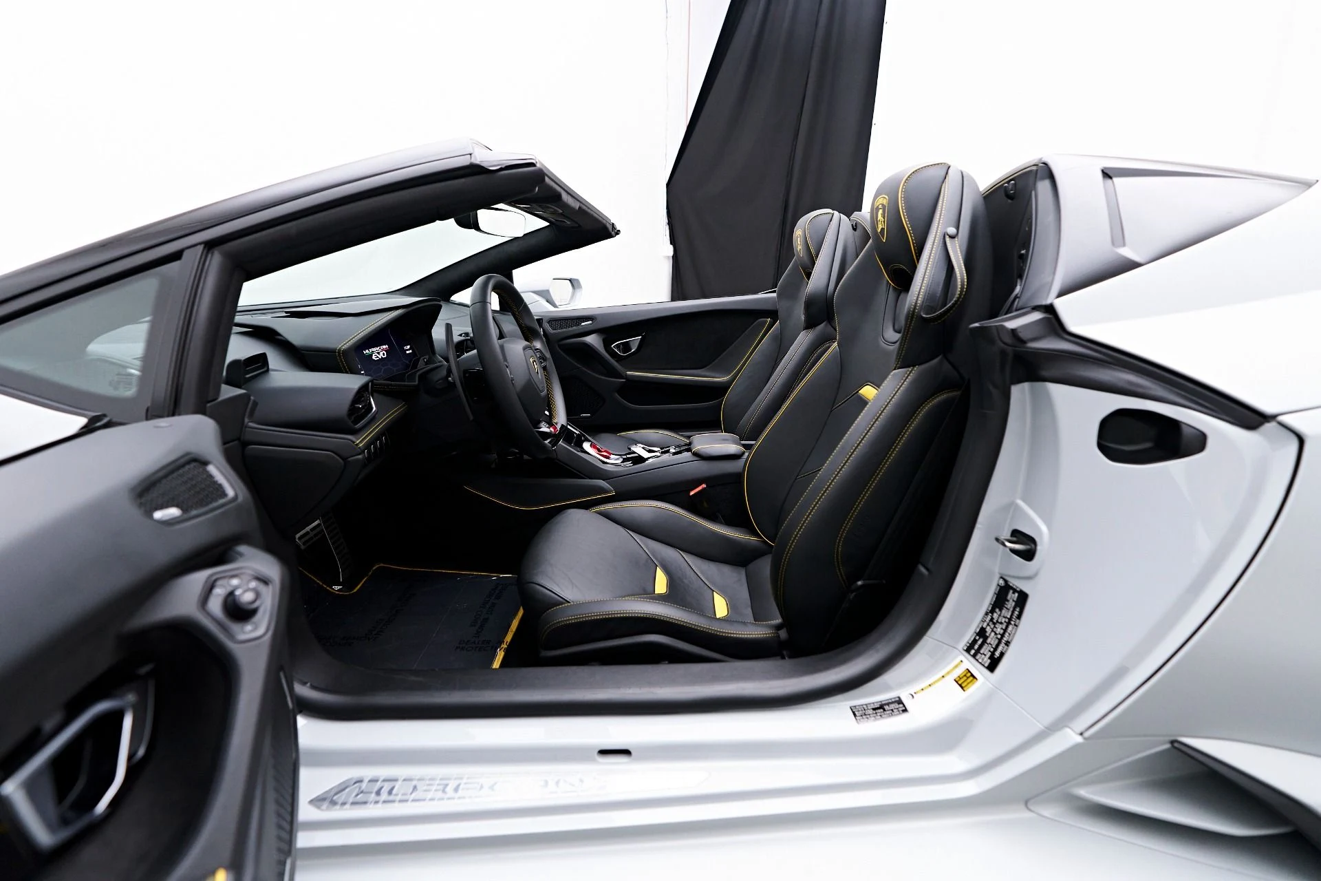 mph042_1843704581_Used_2021_Lamborghini_Huracan_EVO_Base_1754524536_5af9c3e9f5