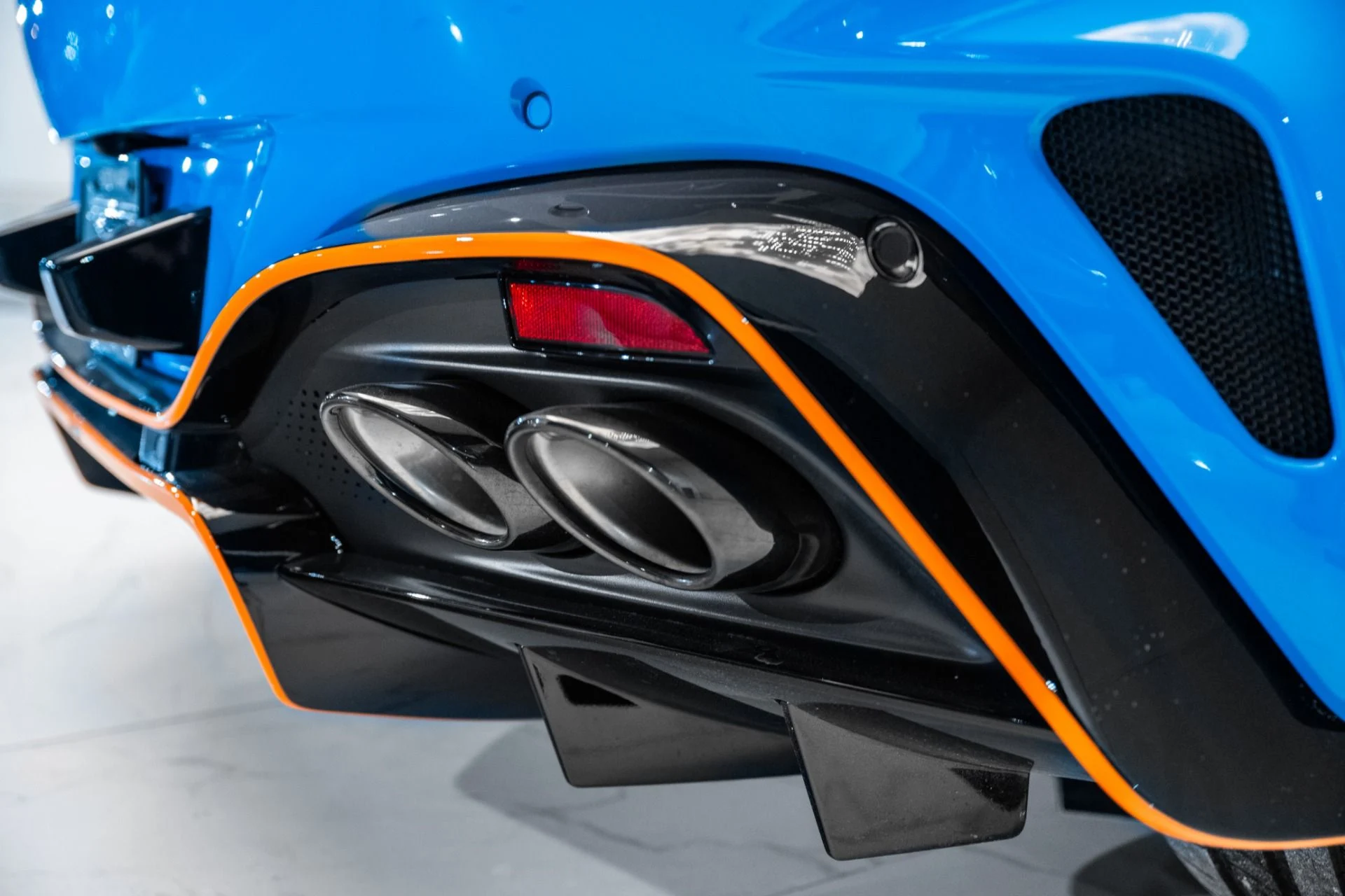 mph042_1849812115_Used_2025_Aston_Martin_Vantage_Coupe_1737041109_a27ebd4ecc