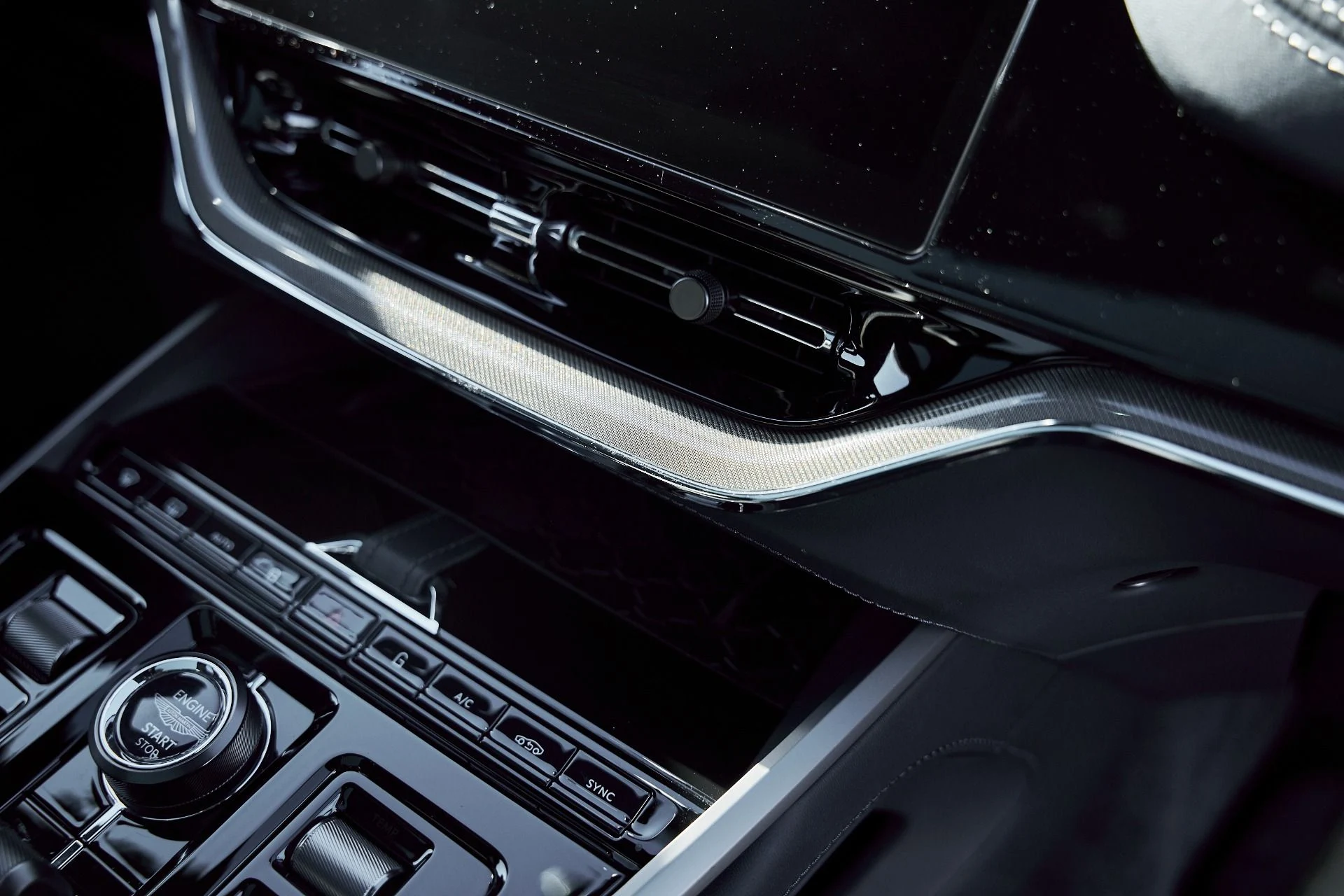 mph042_1976611561_Used_2025_Aston_Martin_DBX_707_1767063209_ee018b108b