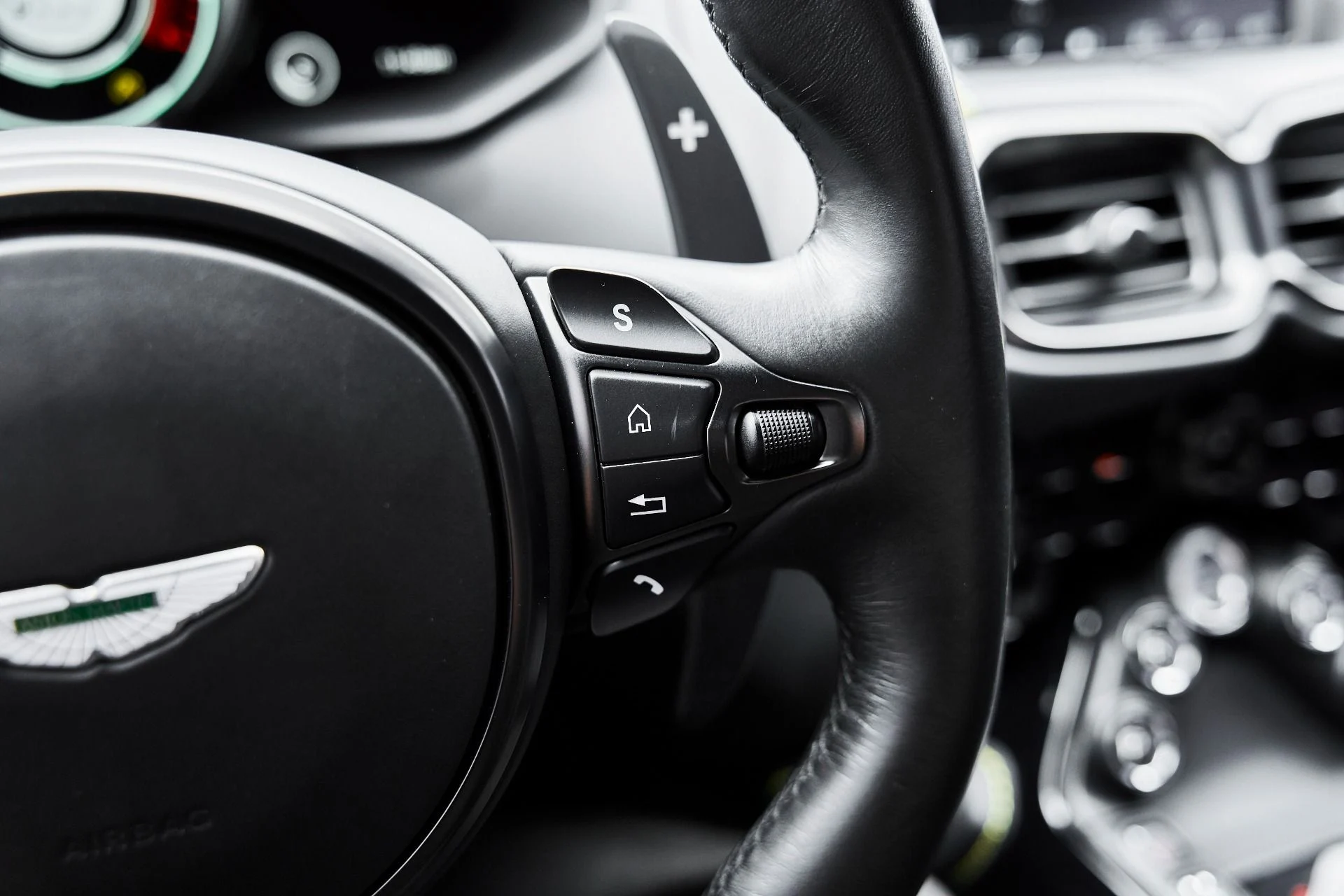 mph042_1977958339_Used_2023_Aston_Martin_Vantage_1775333359_54b9adfd81