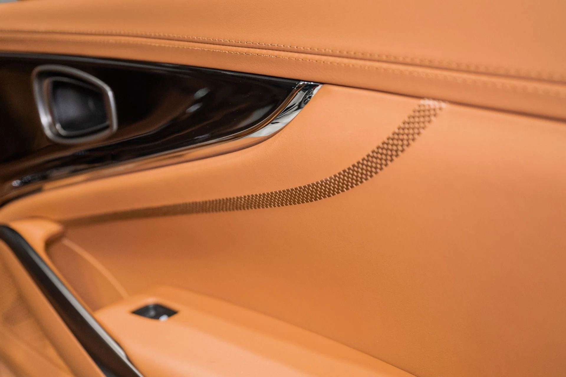 mph042_2091665694_New_2026_Aston_Martin_DBX_707_1765214112_0c07229606