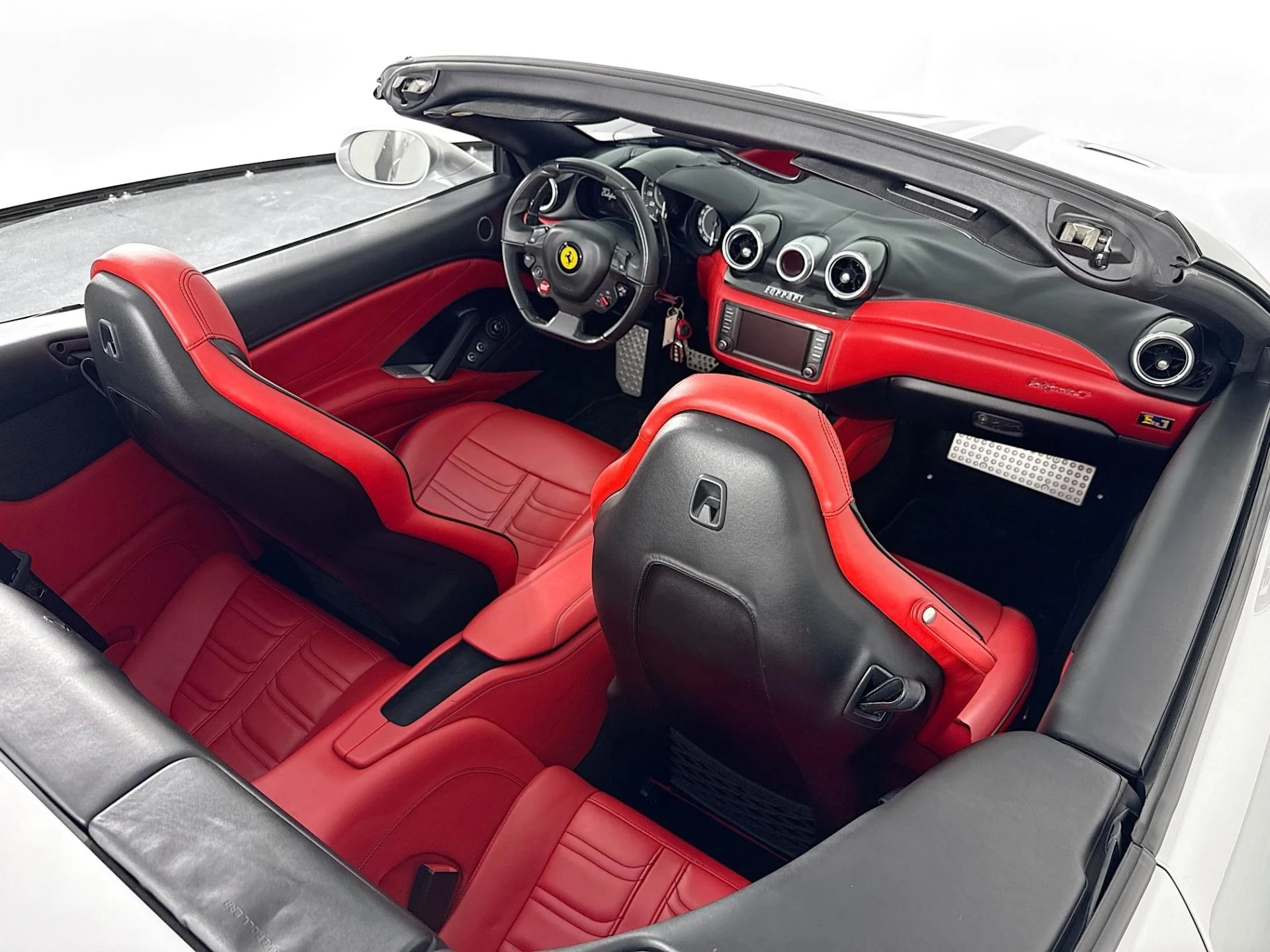 mph042_2153986192_Used_2015_Ferrari_California_T_1782334356_60b00b2f51