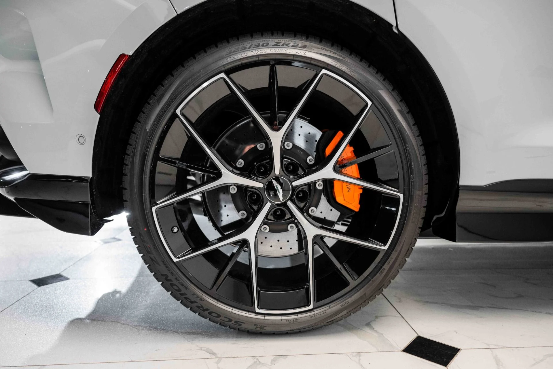 mph042_2154565492_Used_2024_Aston_Martin_DBX_707_1701892795_7f54757a33