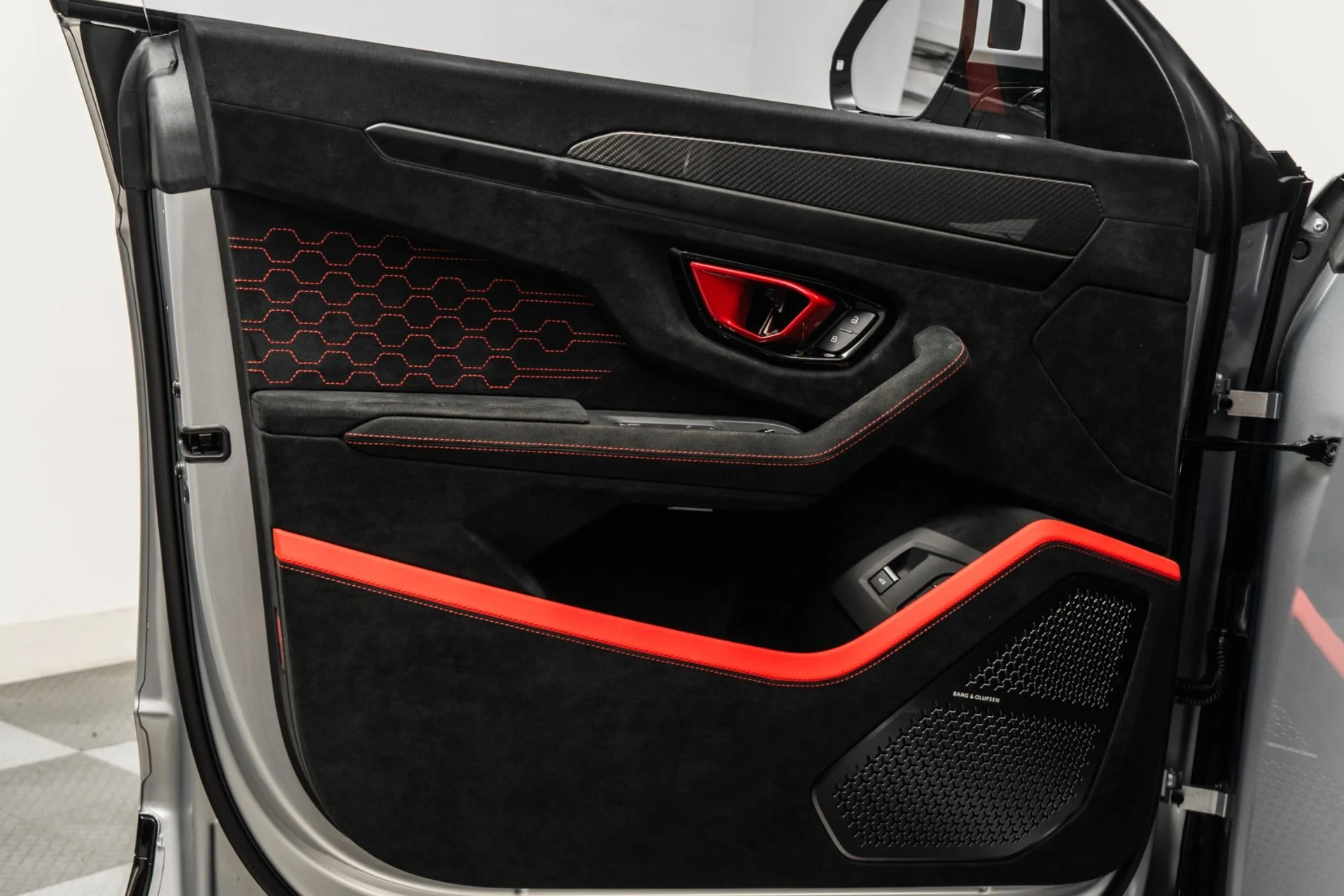 mph042_2162708026_Used_2024_Lamborghini_Urus_Performante_657_Hp_ADAS_package_Carbon_Fiber_Trim_1768936745_1dcb35d334