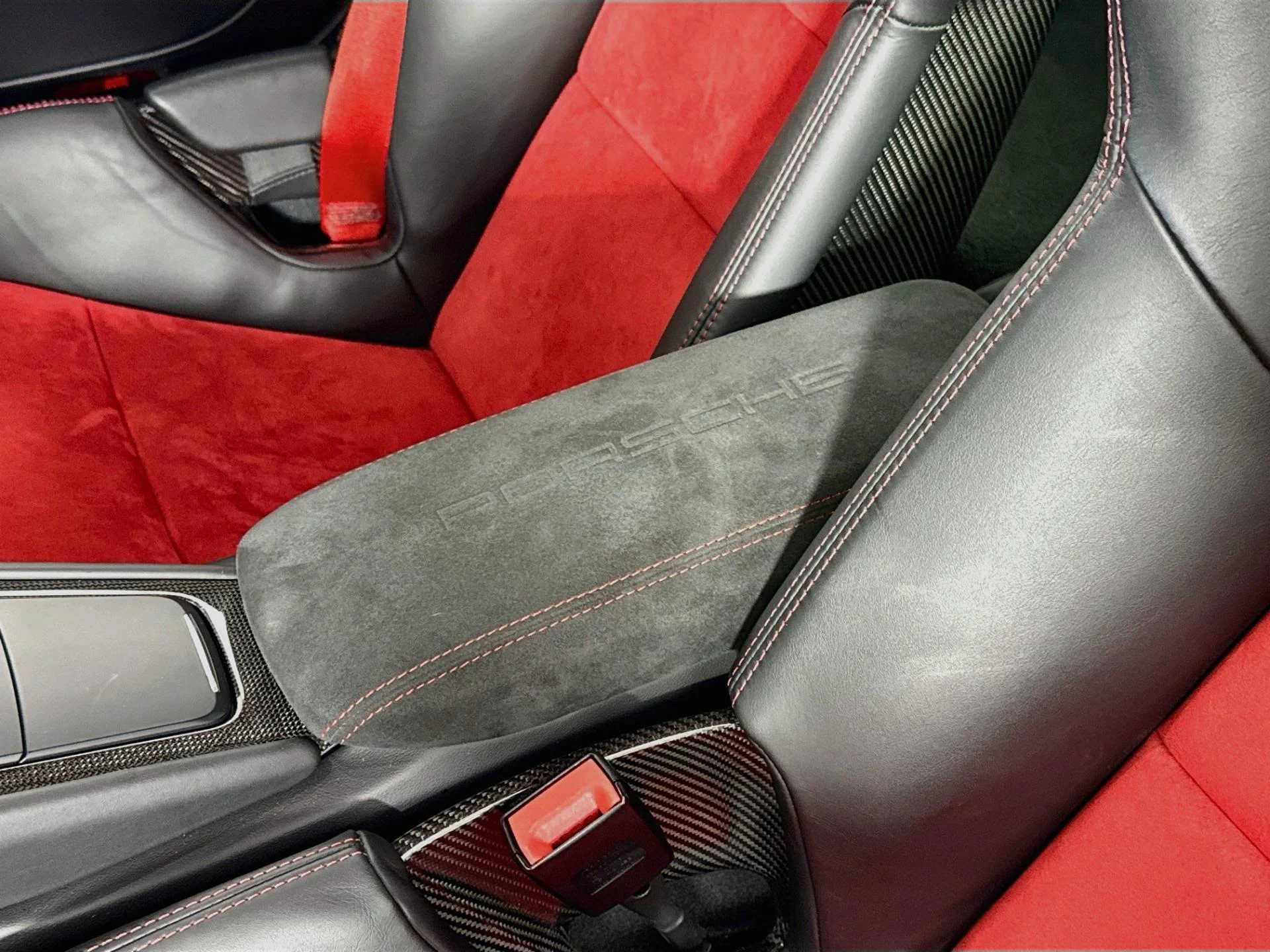 mph042_2233736634_Used_2018_Porsche_911_GT_2_RS_1785886174_f171cd1542