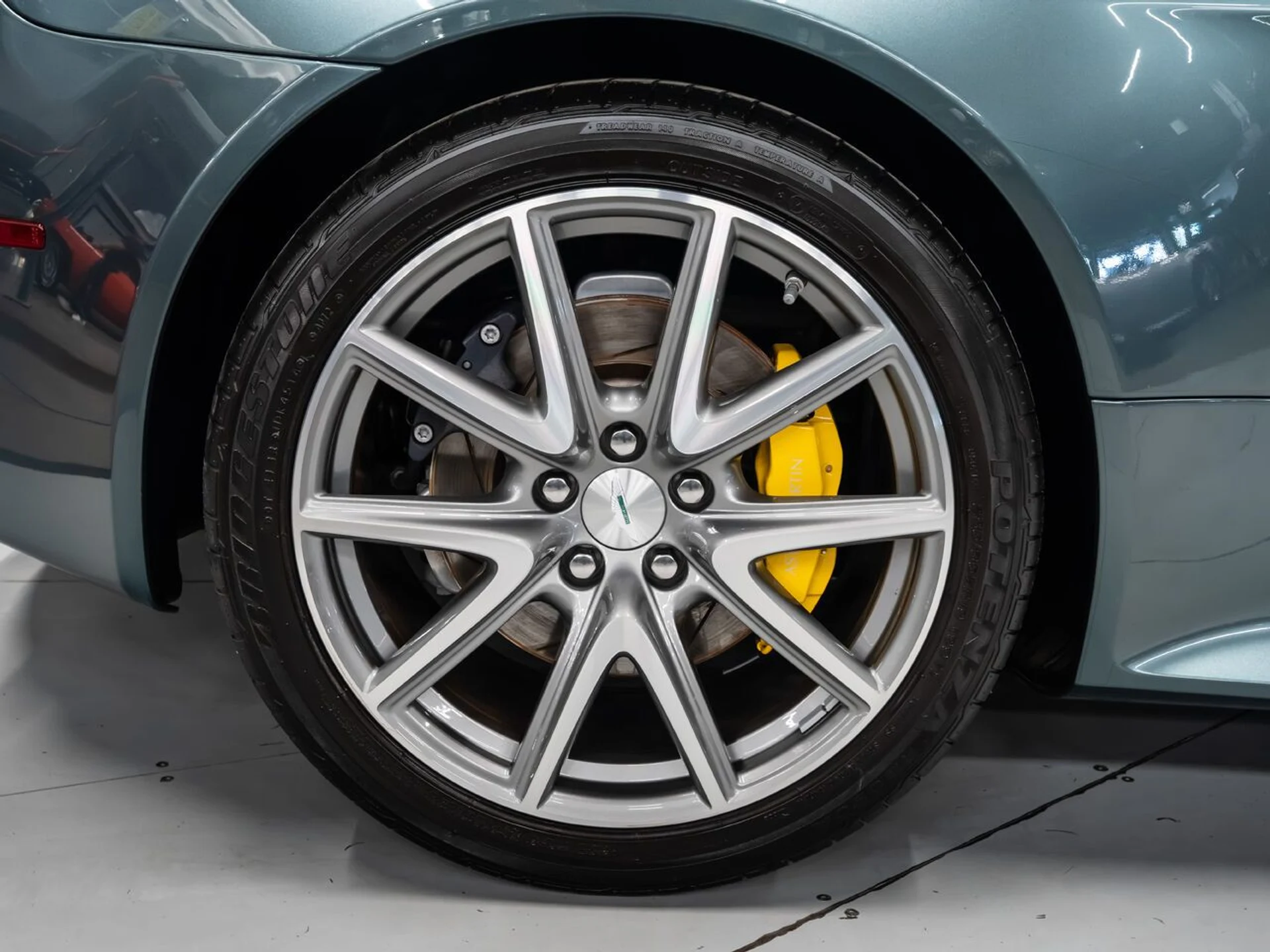 mph042_224806792_aston_martin_v8_vantage_2015_2e7a596c9a