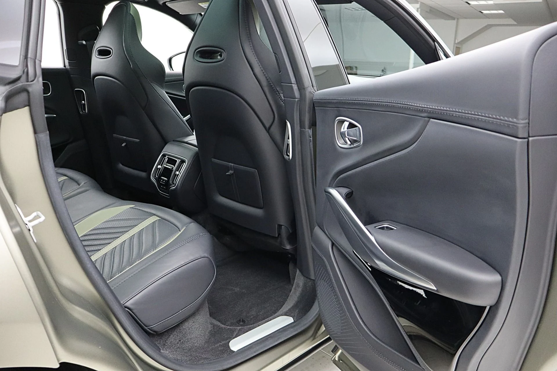 mph042_2266780223_Used_2023_Aston_Martin_DBX_707_35a8e50a81