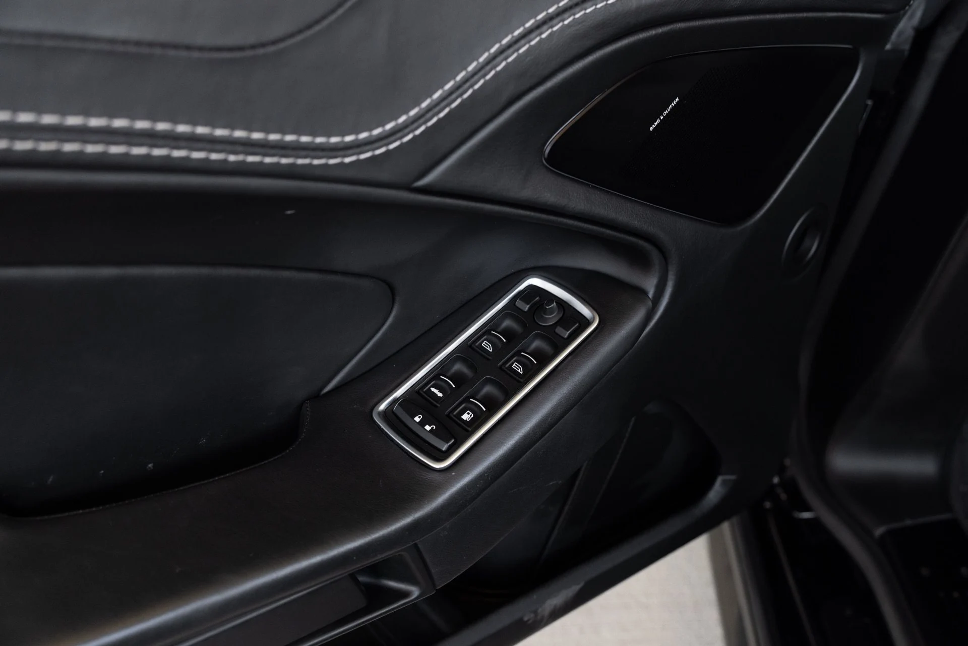 mph042_2361512614_Used_2015_Aston_Martin_Vanquish_Volante_1776978035_de138b0969