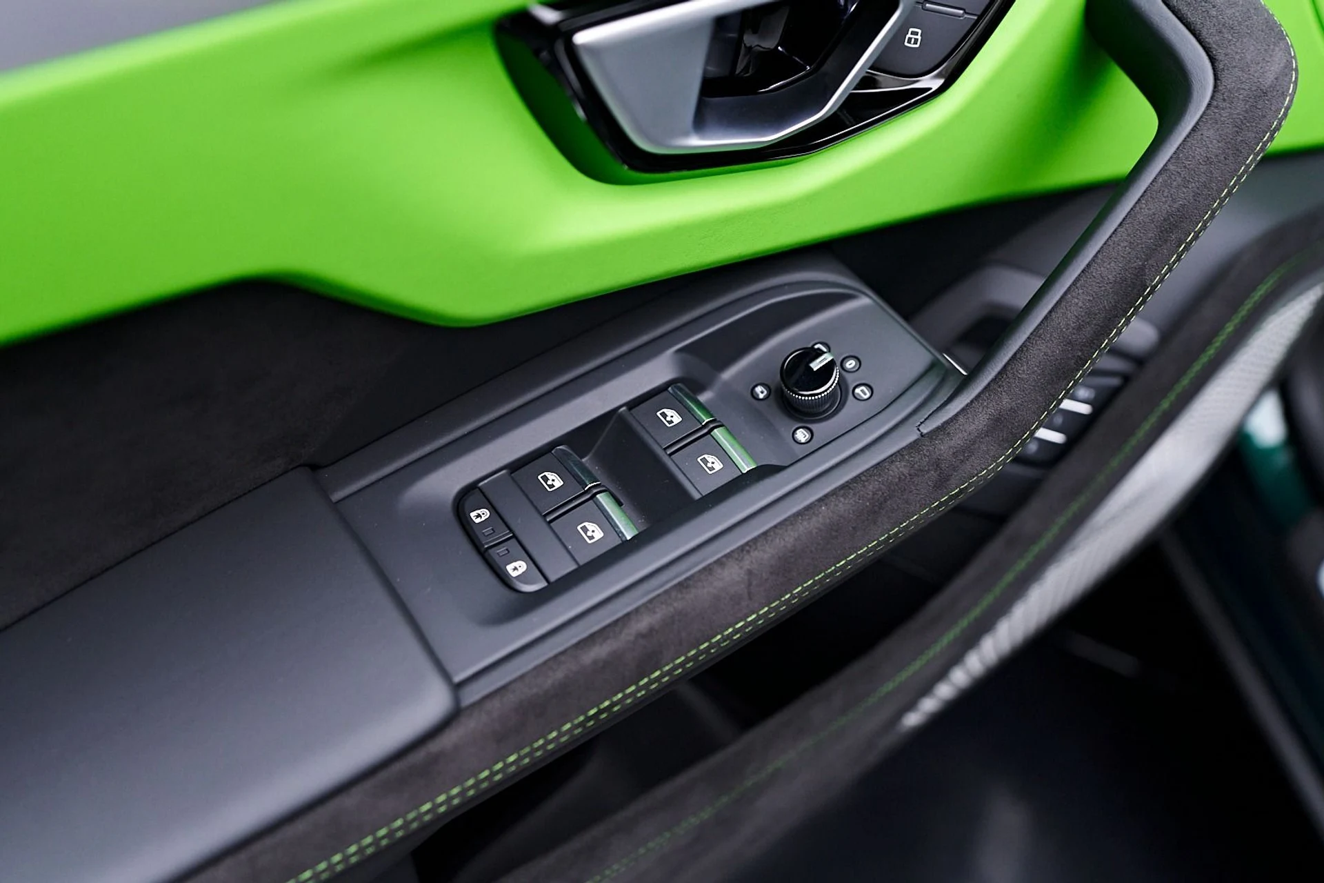 mph042_2367106750_Used_2024_Lamborghini_Urus_S_1745956869_5d76a5b5d2