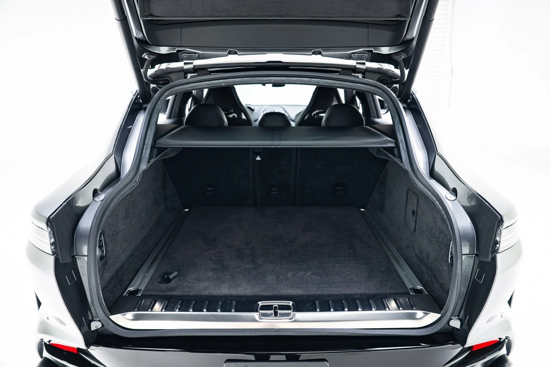 mph042_2469248336_Used_2023_Aston_Martin_DBX_707_1767147113_66bf98390e