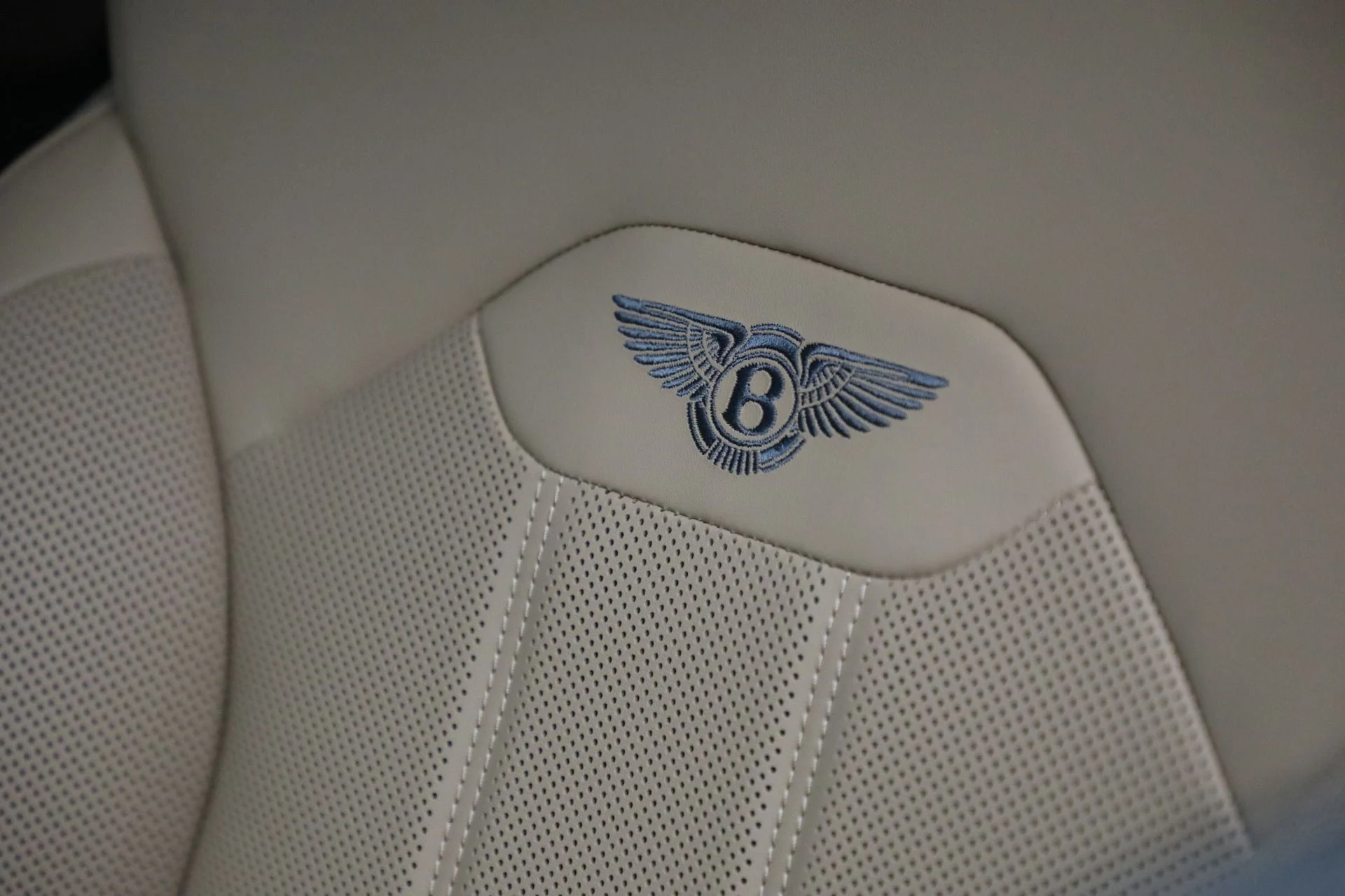 mph042_249324759_New_2025_Bentley_Bentayga_V8_05a55c25e8