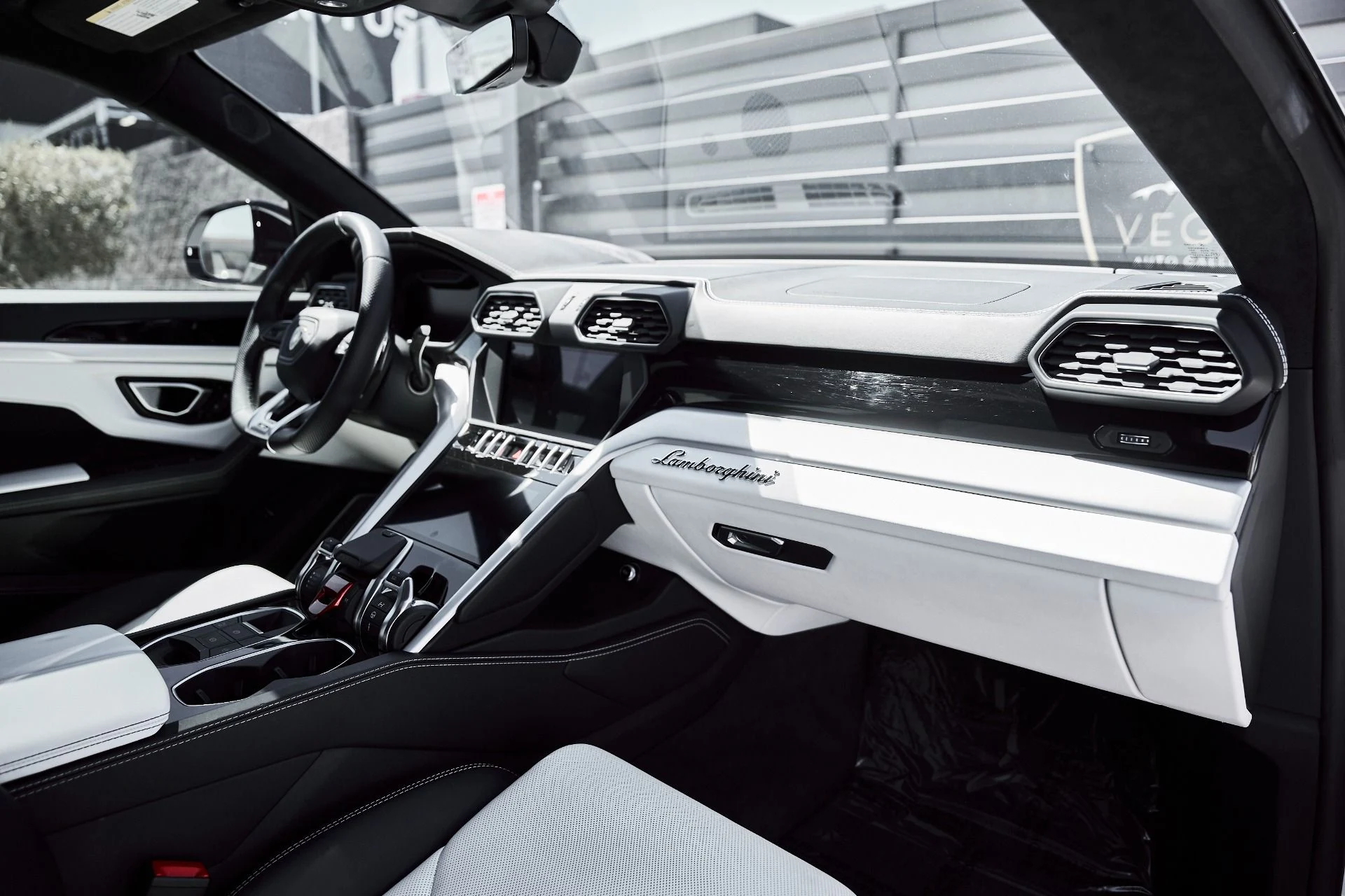 mph042_2506281515_Used_2019_Lamborghini_Urus_Base_1776301868_b72d6f5f98