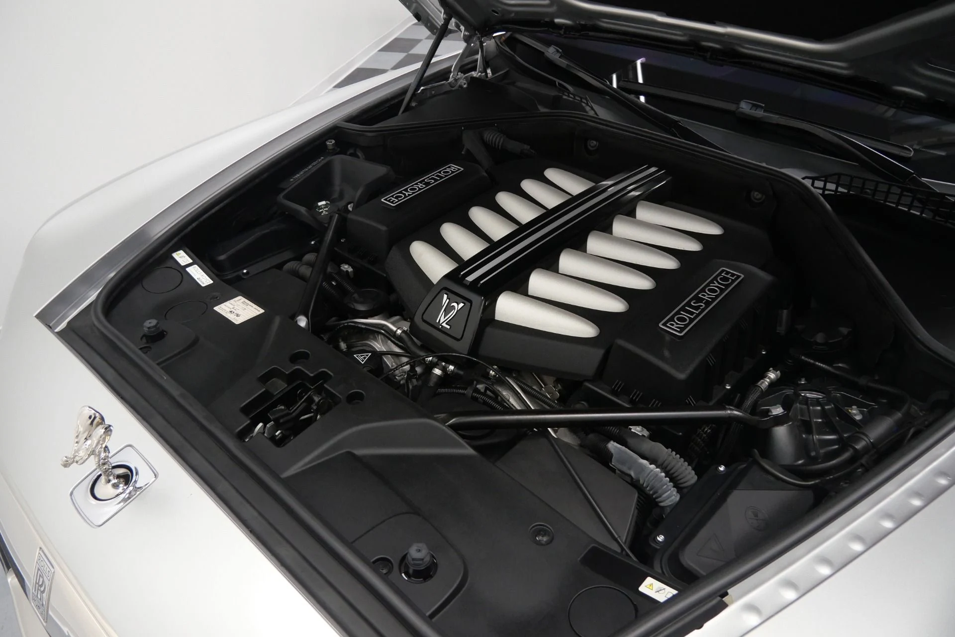 mph042_2516849286_Used_2013_Rolls_Royce_Ghost_Rear_Seat_Entertainment_Picnic_Tables_V12_Power_1766770439_3b41c52aa4