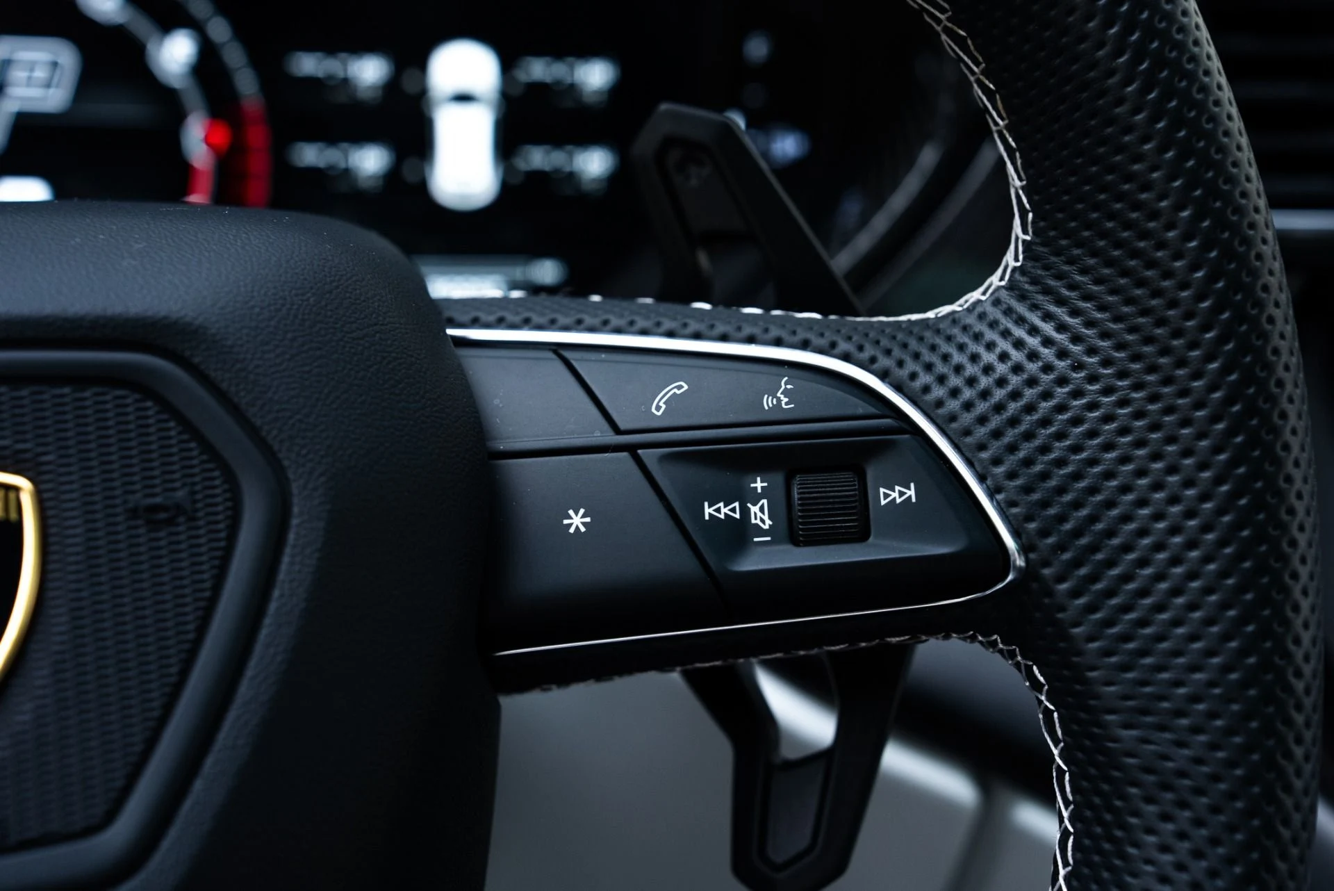 mph042_2524783146_Used_2022_Lamborghini_Urus_1775598124_3483791084