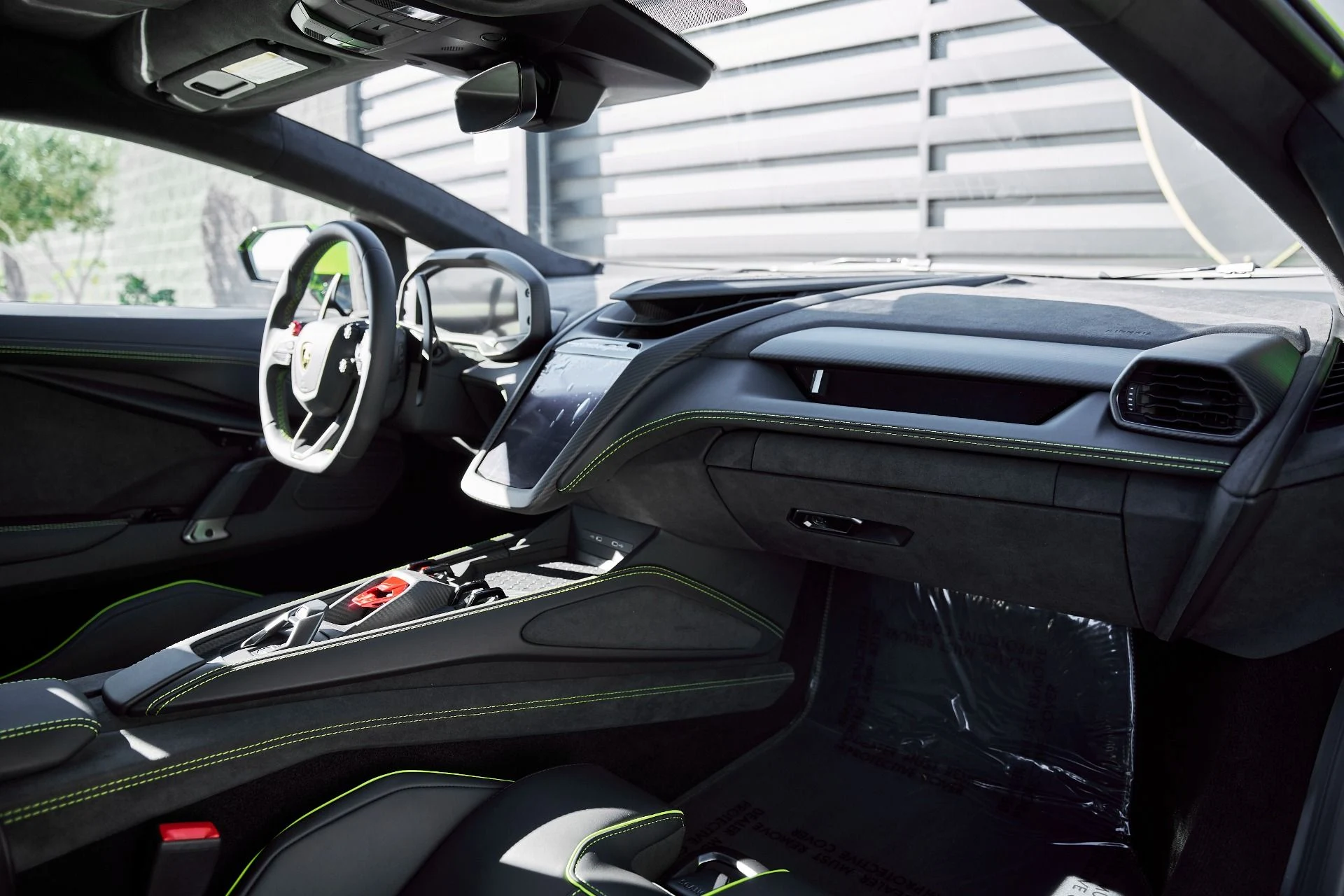 mph042_2538893210_Used_2025_Lamborghini_Revuelto_Base_1769824562_6db460fd7d