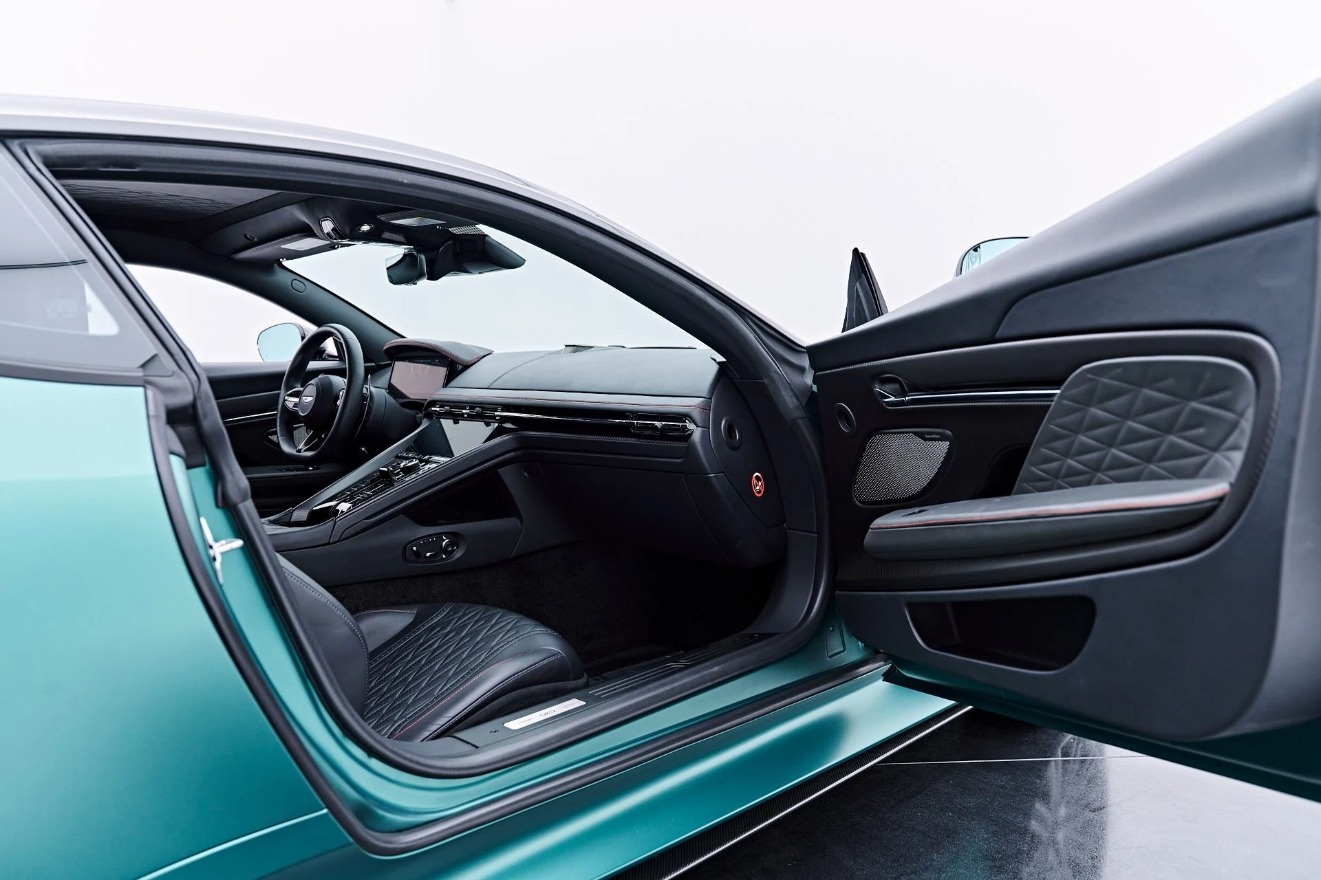 mph042_2624472250_Used_2024_Aston_Martin_DB_12_1784769389_6e08019354