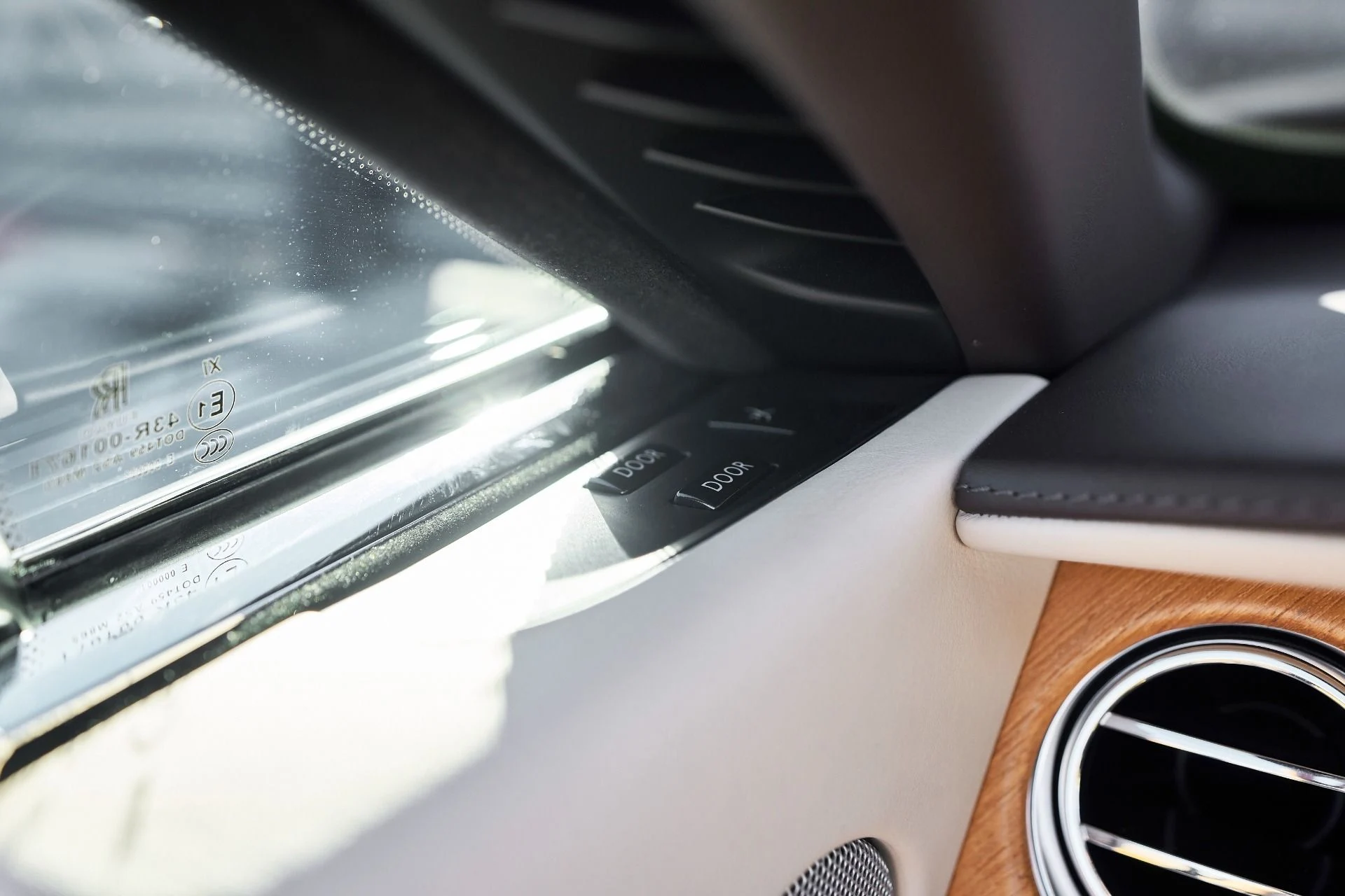 mph042_2648800463_Used_2020_Rolls_Royce_Dawn_Base_1762645837_33f3410442