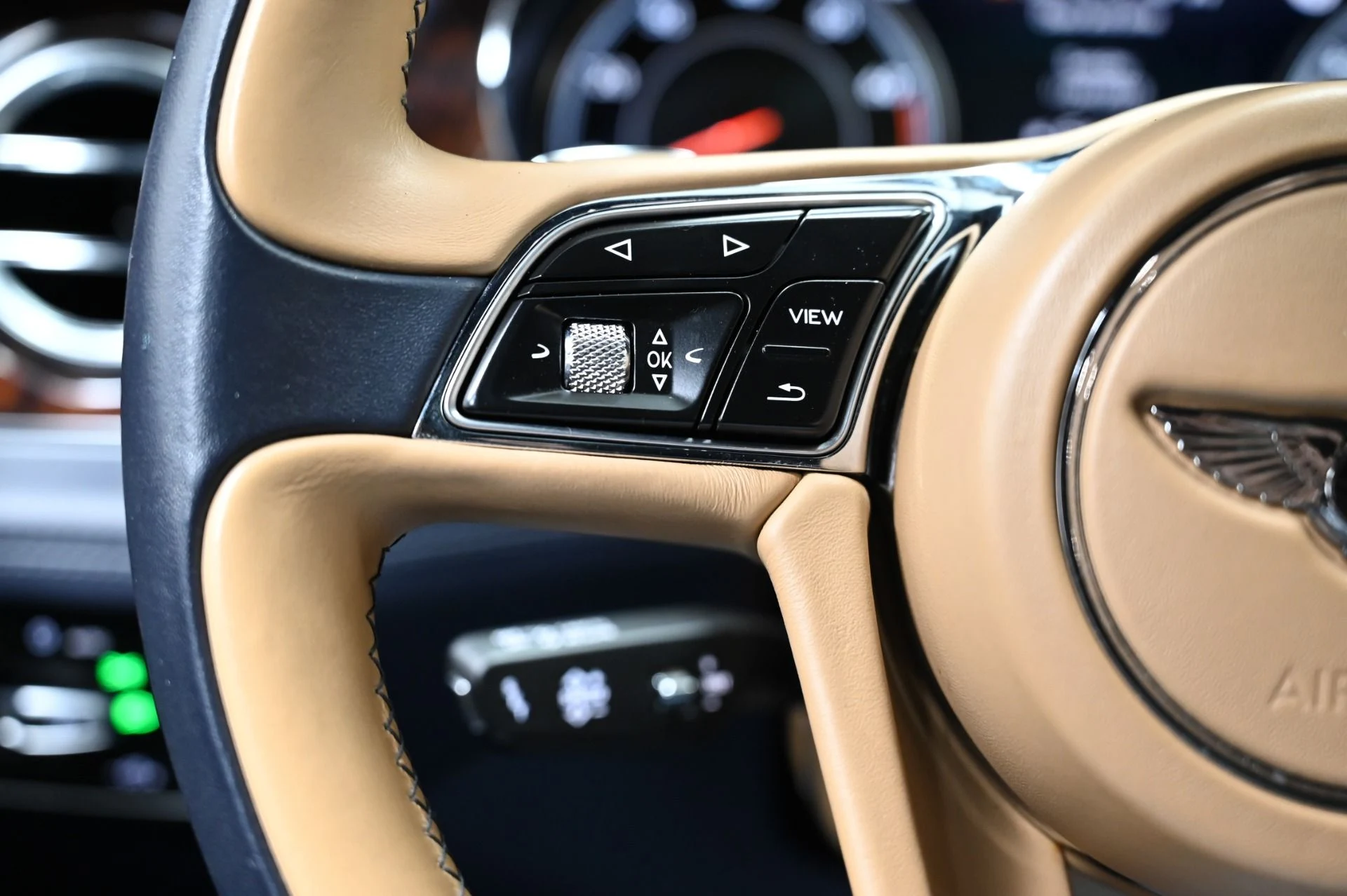 mph042_2712947500_Used_2018_Bentley_Bentayga_W12_1758835107_5375d434b6