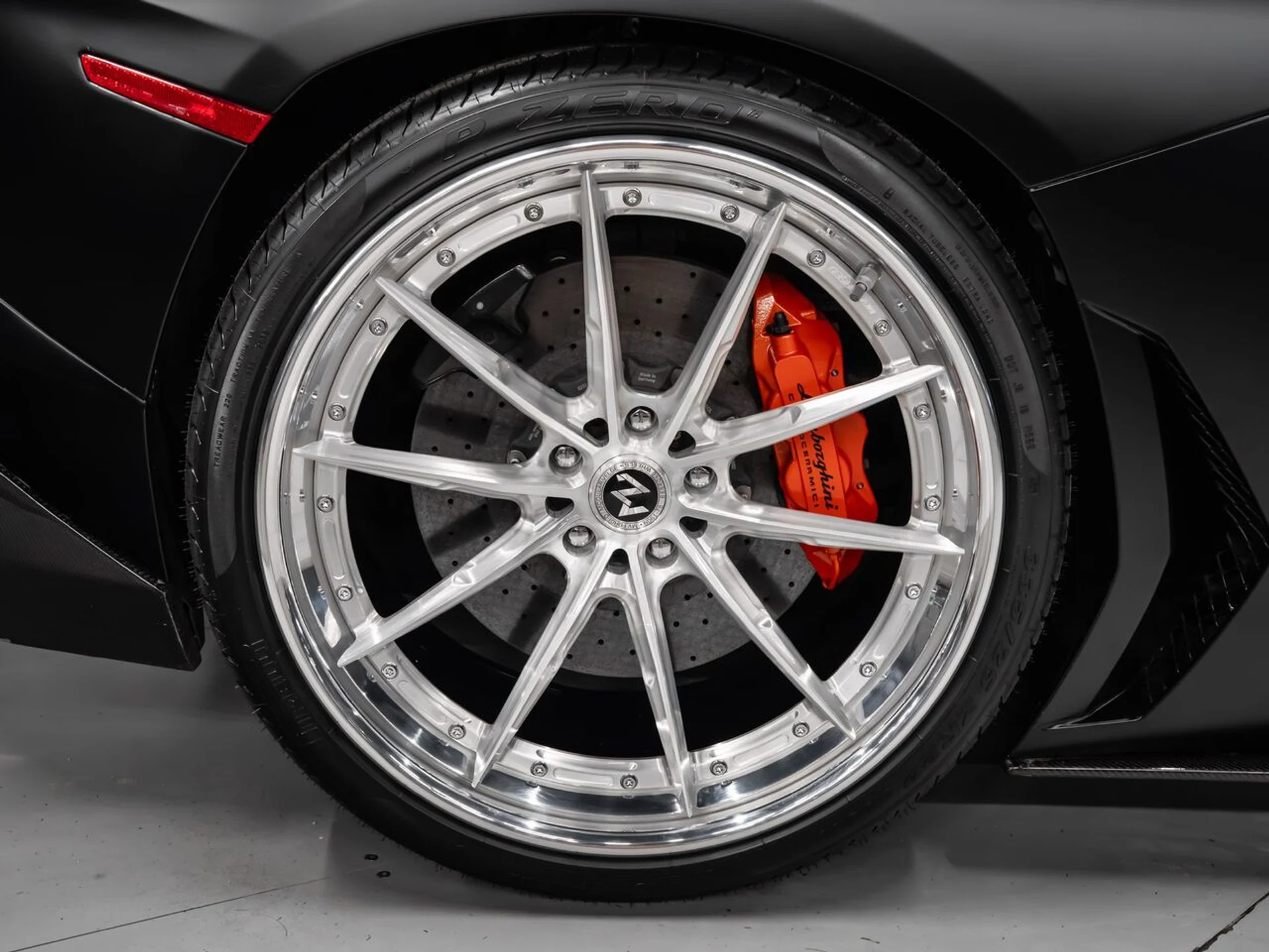 mph042_2737476335_lamborghini_aventador_2015_738f4f8e41